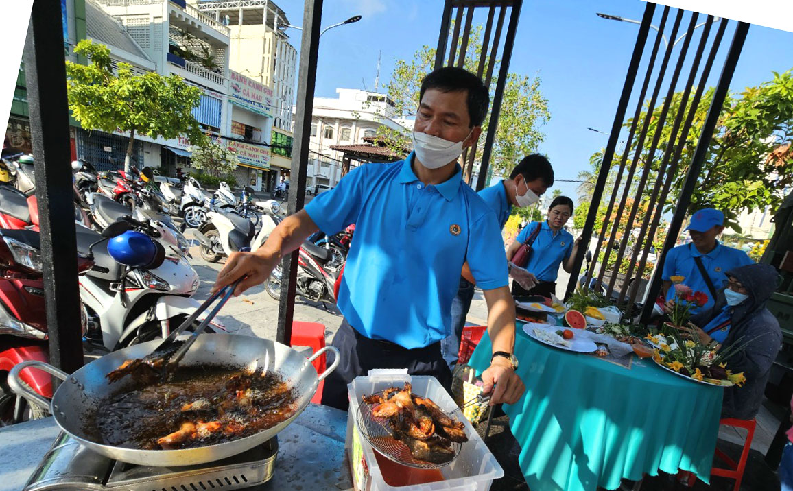 Tại sự kiện Ngày hội Công nhân TP Long Xuyên, có hoạt động thi nấu ăn đặc biệt với chủ đề “Khi nam vào bếp“. Ảnh: Kiếm Anh