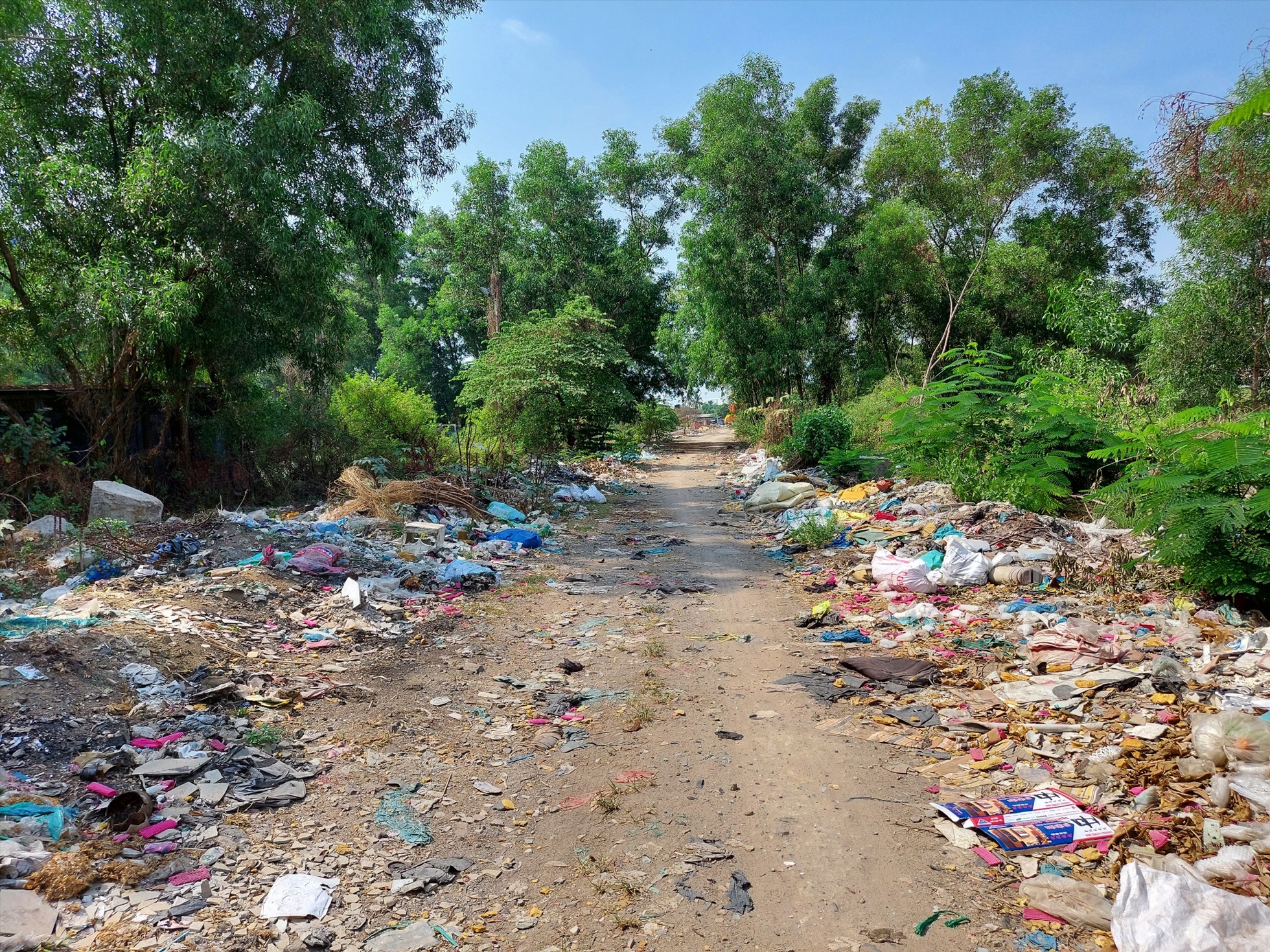 Nhiều nơi trở thành điểm đổ rác, tập kết xà bần của người dân trong khu vực.