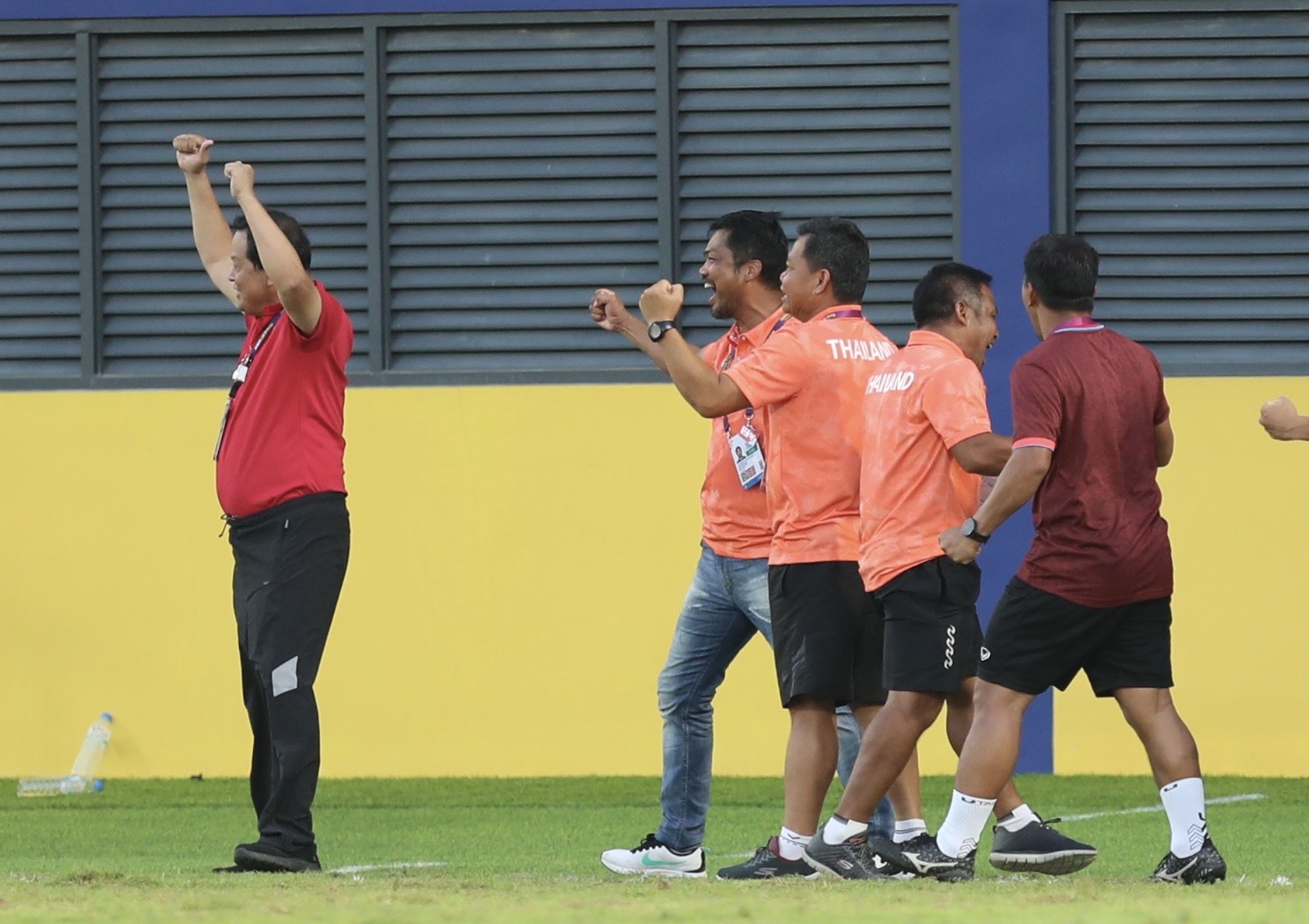 Các cầu thủ và ban huấn luyện U22 Thái Lan ăn mừng bàn thắng mở tỉ số của Anan. Ảnh: Thanh Vũ