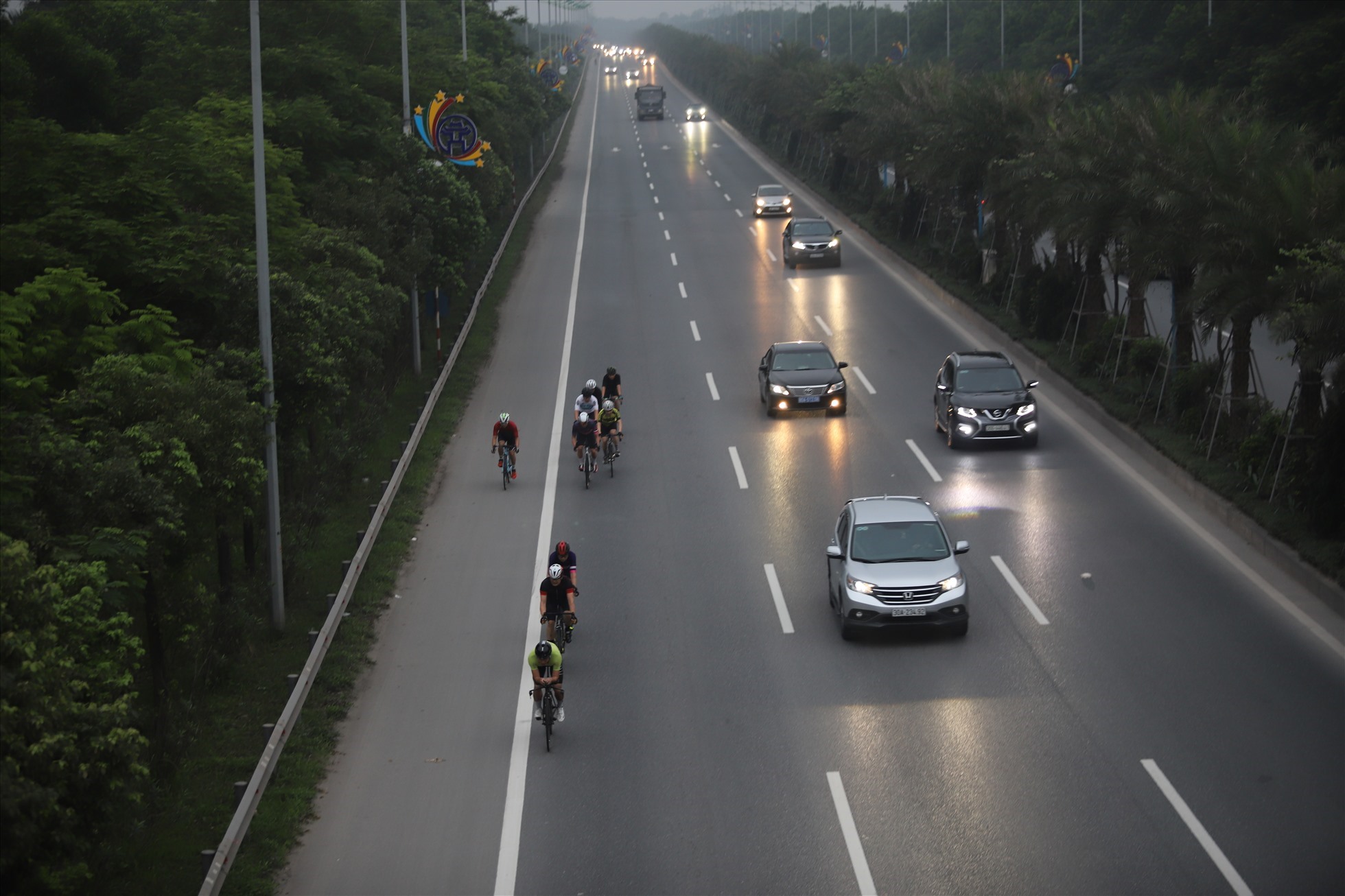 Đoàn xe đạp di chuyển trên làn đường ôtô trên đường Võ Nguyên Giáp. Ảnh: Hữu Chánh