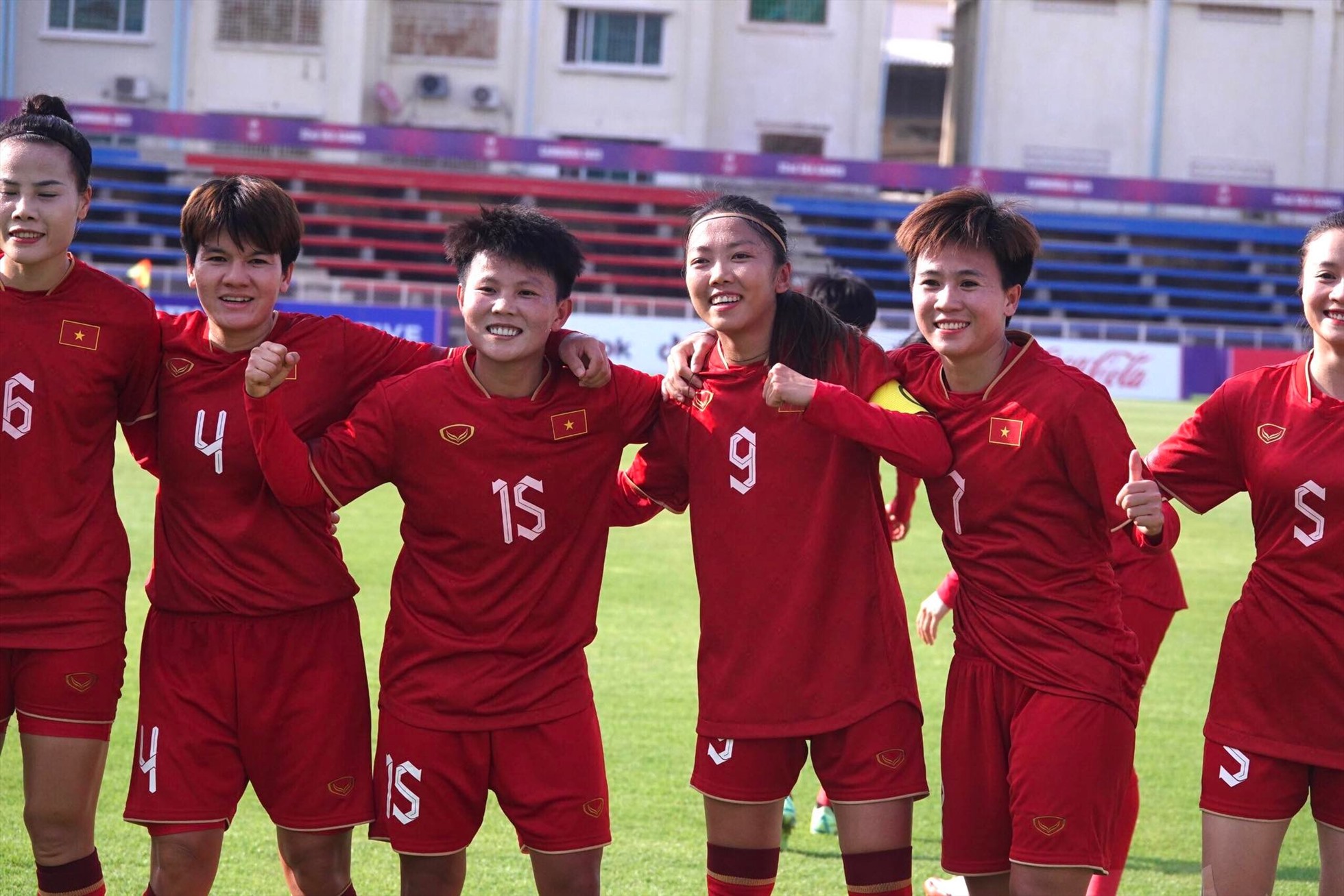 Huỳnh Như ghi bàn cho tuyển nữ Việt Nam. Ảnh: Nguyễn Đăng