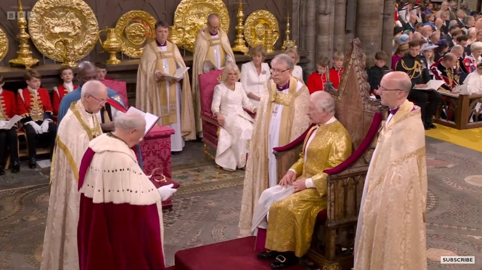 Vua Charles III ngồi trên Ghế Đăng quang trong phần thứ 3 của nghi lễ đăng quang. Ảnh chụp màn hình