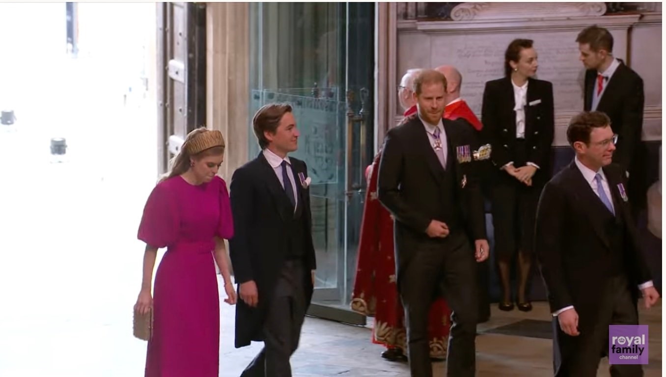 Hoàng tử Harry và các thành viên Hoàng gia Anh vào Tu viện Westminster. Ảnh chụp màn hình