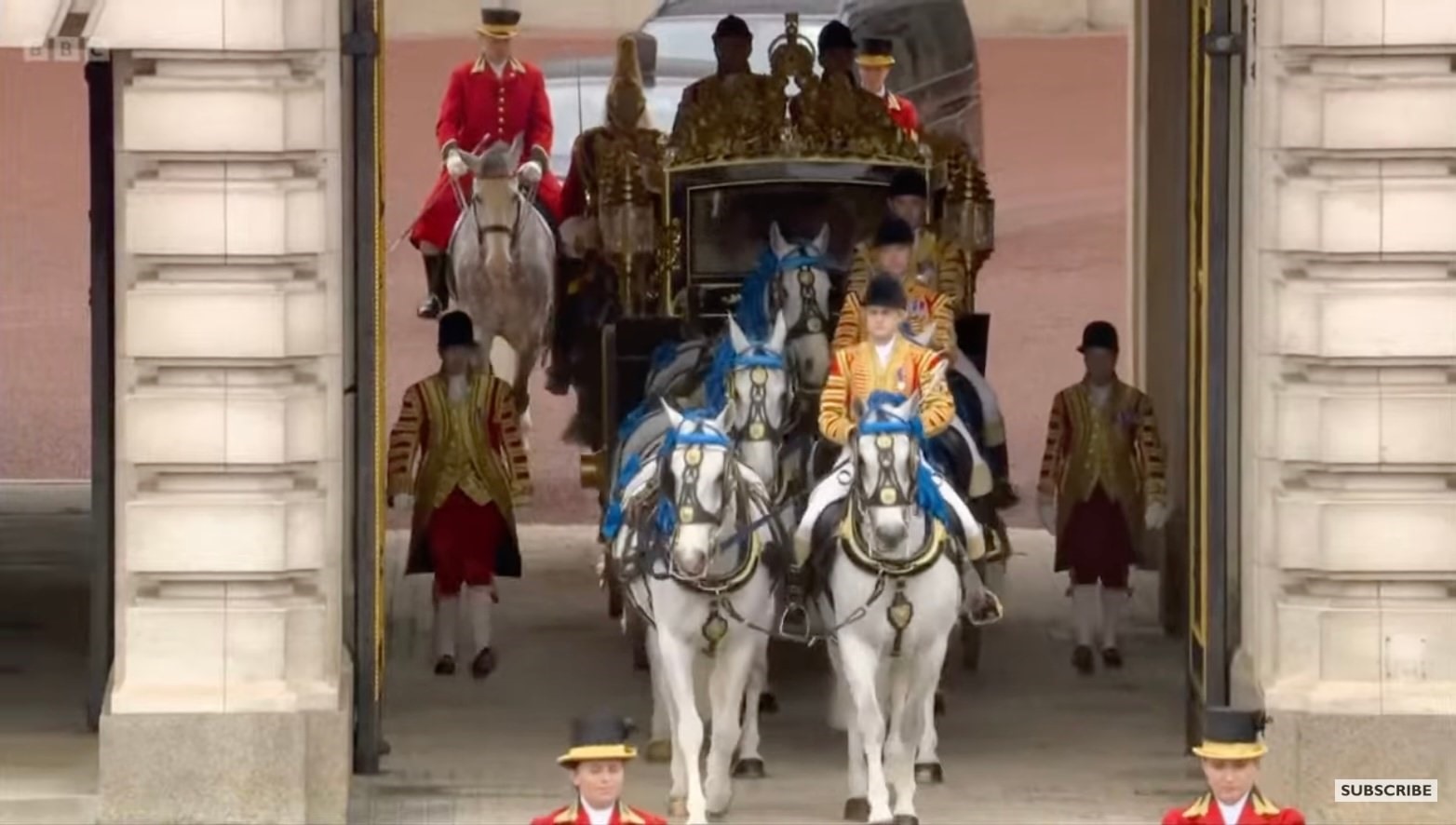 Vua Charles và Vương hậu Camilla rời Điện Buckingham tới Tu viện Westminster. Ảnh chụp màn hình