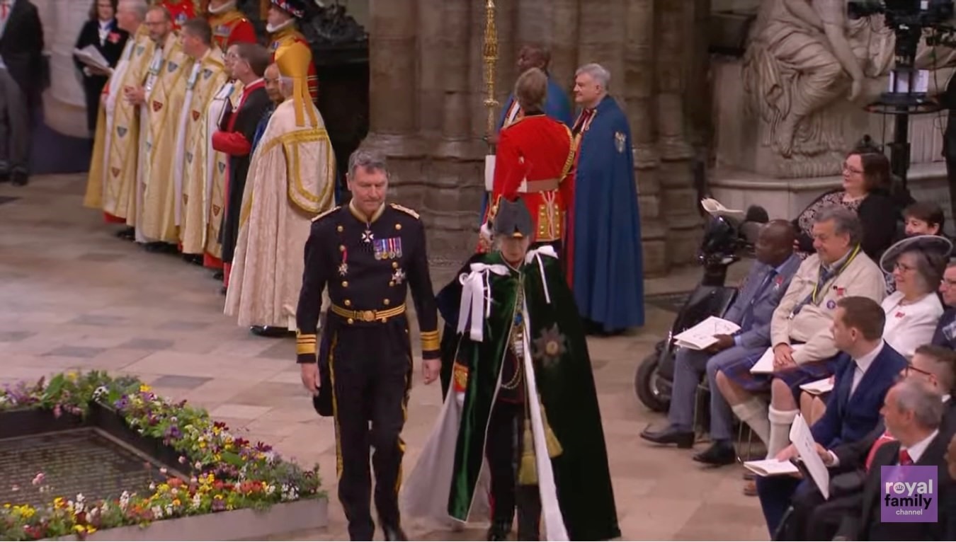 Trong khi Vua Charles và Vương hậu Camilla trong đoàn diễu hành, các thành viên Hoàng gia Anh đã tới vào trong Tu viện Westminster. Ảnh chụp màn hình