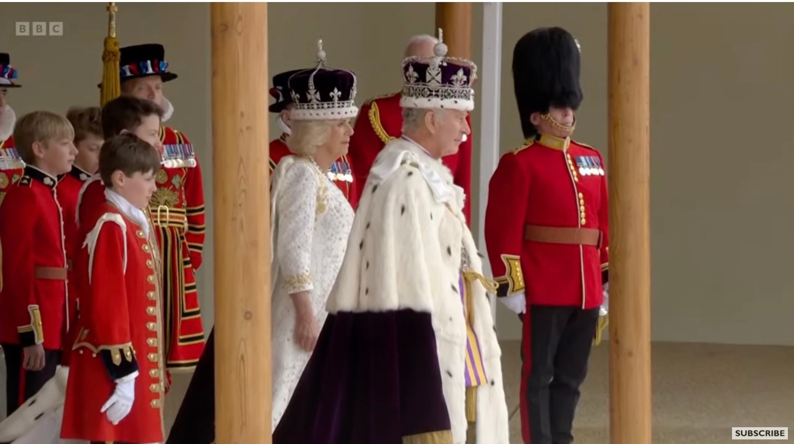 Vua Charles tại Điện Buckingham trong nghi thức chào mừng của binh sĩ Anh. Ảnh chụp màn hình