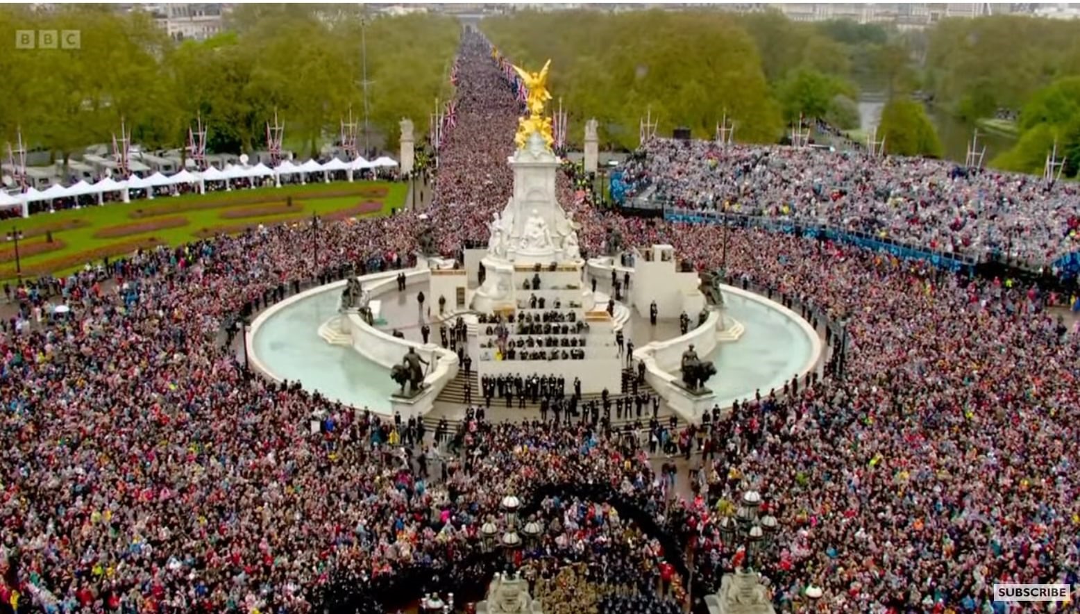 Công chúng tập trung đông trước Điện Buckingham theo dõi hoạt động cuối cùng trong ngày lễ đăng quang của Vua Charles III. Ảnh chụp màn hình