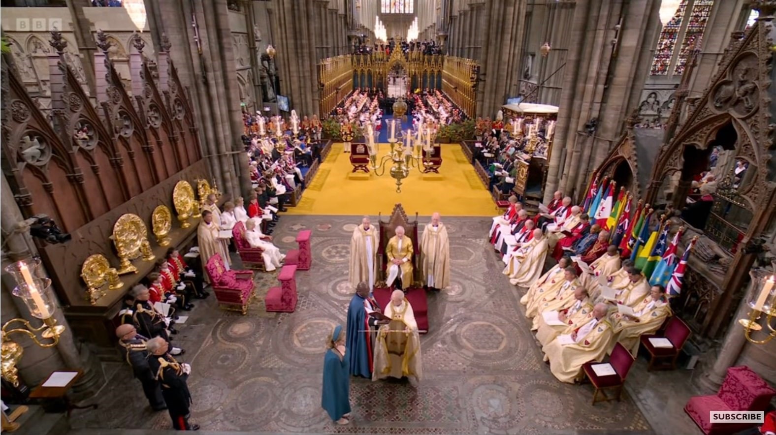 Vua Charles III nhận các bảo vật trong lễ đăng quang. Ảnh chụp màn hình