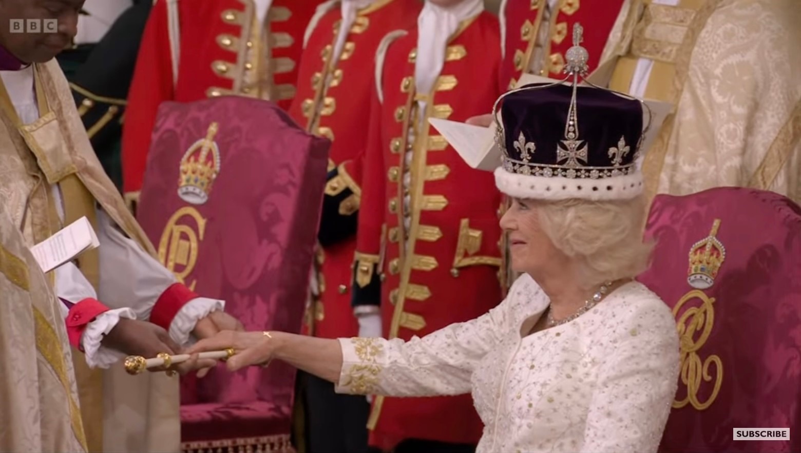 Vương hậu Camilla trong lễ đăng quang. Ảnh chụp màn hình