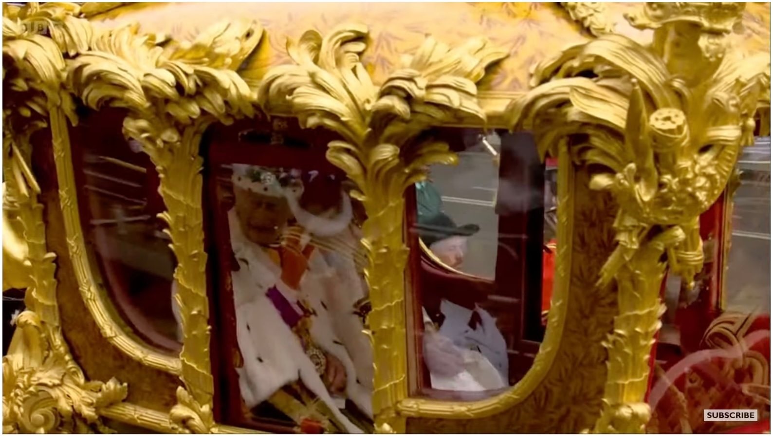 Vua Charles và hoàng hậu trên cỗ xe Gold State Coach trong “Lễ rước Đăng quang“. Ảnh chụp màn hình