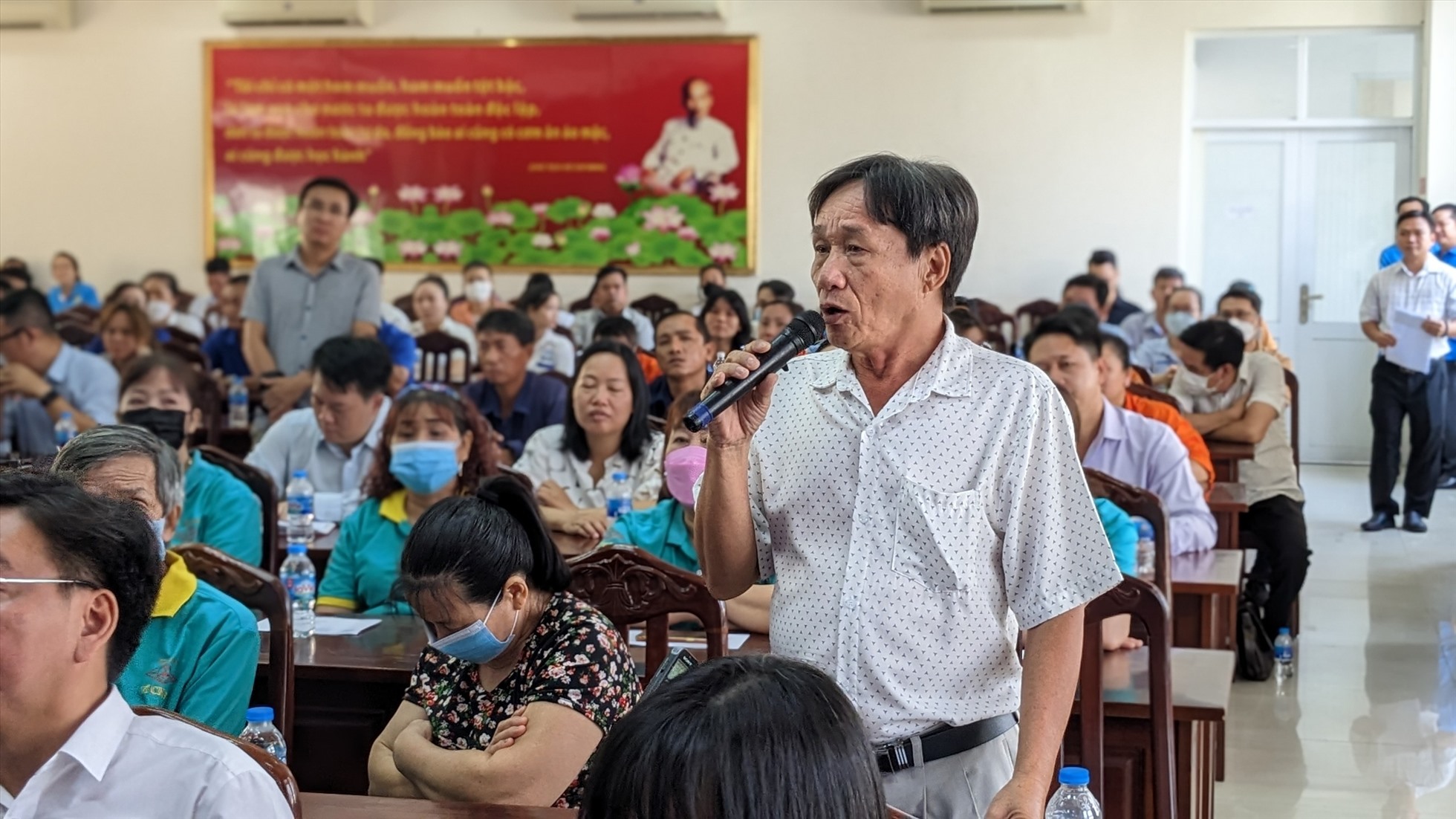 Cử tri là công nhân trong buổi tiếp xúc với chủ tịch UBND TP Hồ Chí Minh và các Đại biểu Quốc hội TP Hồ Chí Minh trong chiều ngày 6.5. Ảnh: Anh Tú