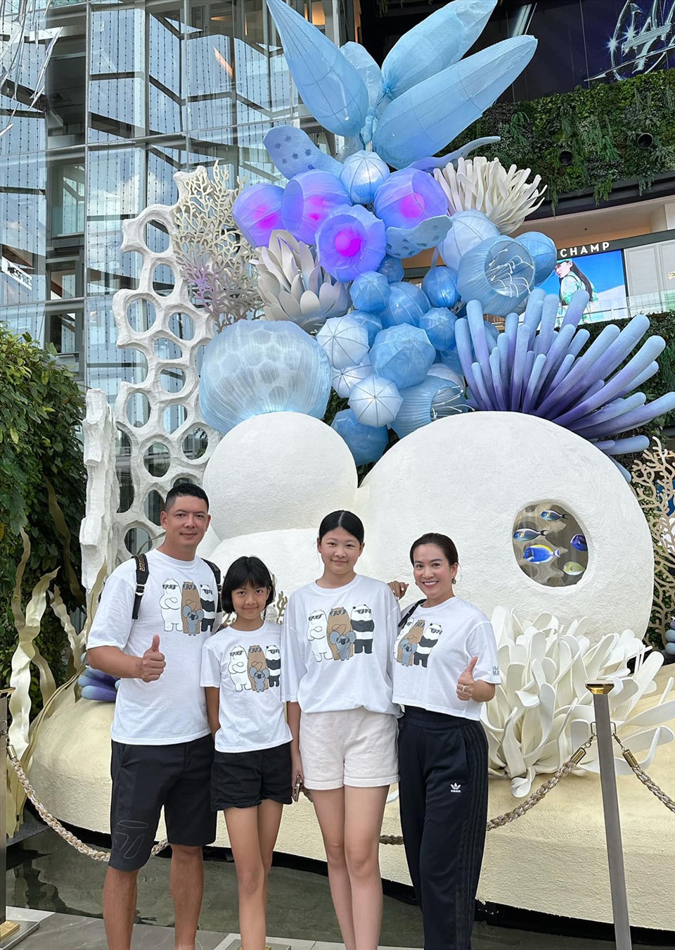 Gia đình Bình Minh diện đồng phục áo dạo chơi Thái Lan. Ảnh: Nhân vật cung cấp