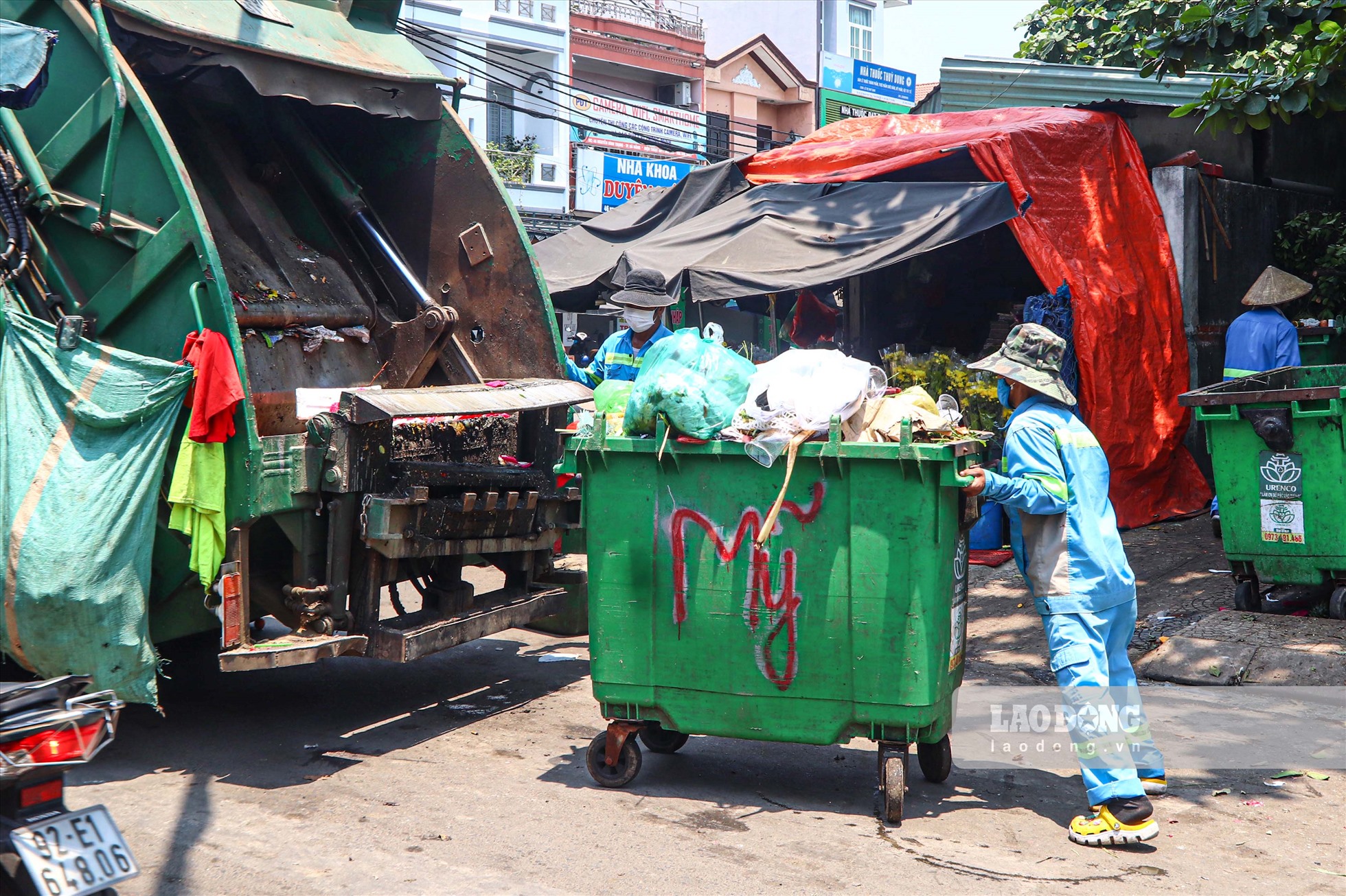 Công nhân dọn vệ sinh môi trường thêm phần vất vả khi lao động dưới thời tiết nắng gay gắt.