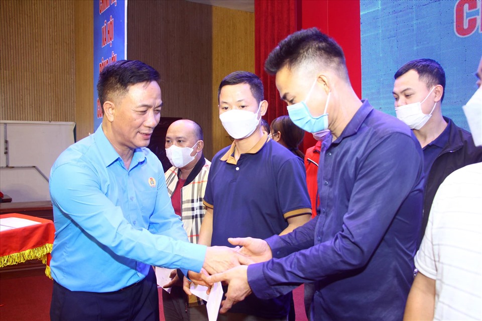 Ông Dương Văn Thái - Chủ tịch Công đoàn các Khu công nghiệp tỉnh Thái Nguyên tặng quà người lao động khó khăn nhân Tháng Công nhân 2023. Ảnh: Công đoàn Thái Nguyên