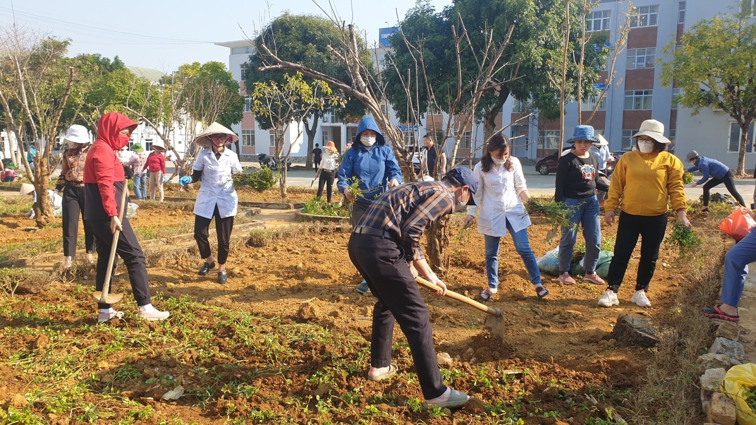 CĐCS Trung tâm kiểm soát bệnh tật tỉnh Lai Châu tổ chức cho đoàn viên trồng cây xanh, tạo cảnh quan, môi trường Xanh – Sạch – Đẹp. Ảnh: Hồng Thơm.