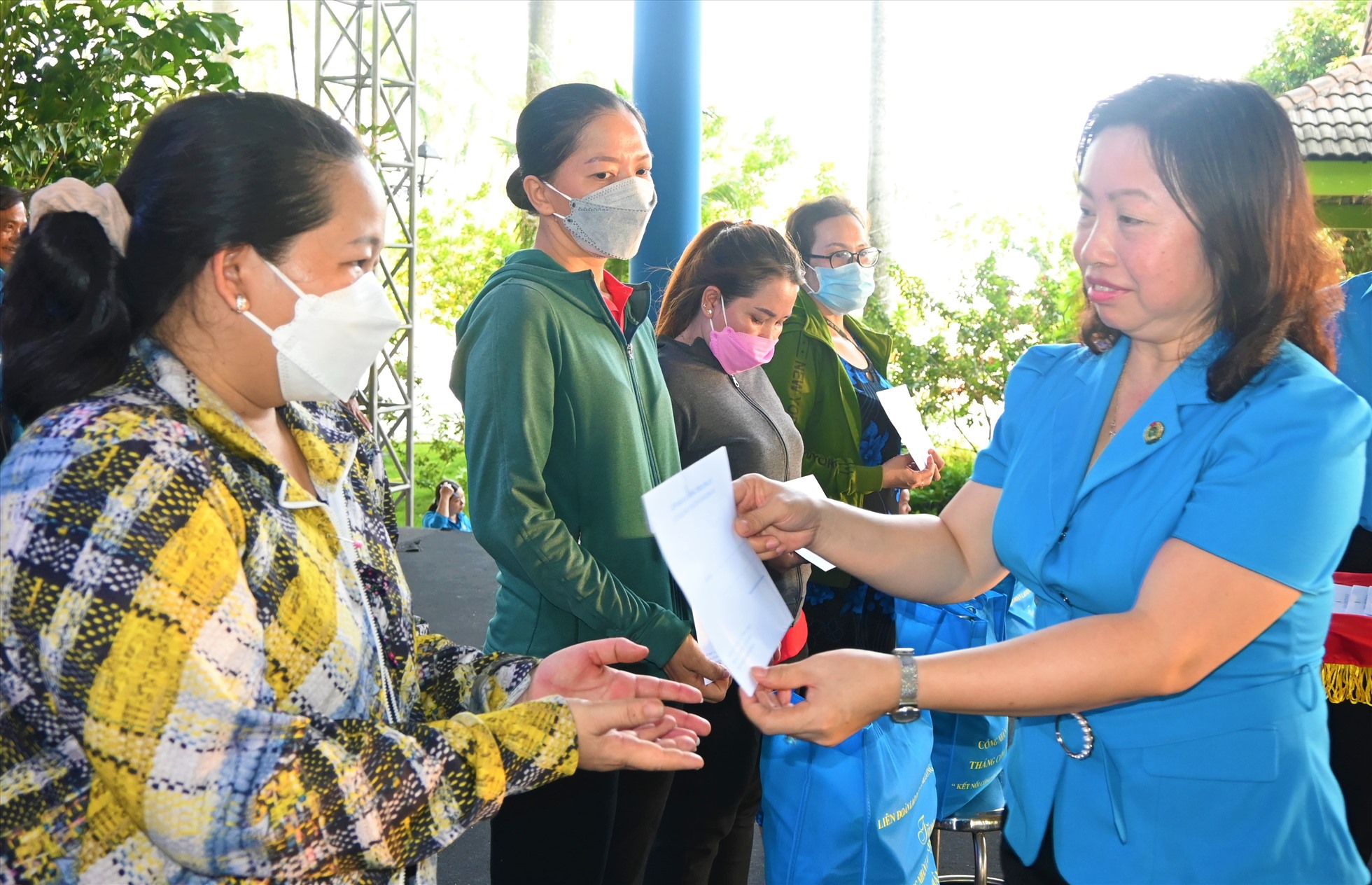 Phó chủ tịch Tổng LĐLĐVN Thái Thu Xương trao quà cho công nhân lao động, nhân tại lễ phát động tháng công nhân Long An 2023. Ảnh: Thành Nhân