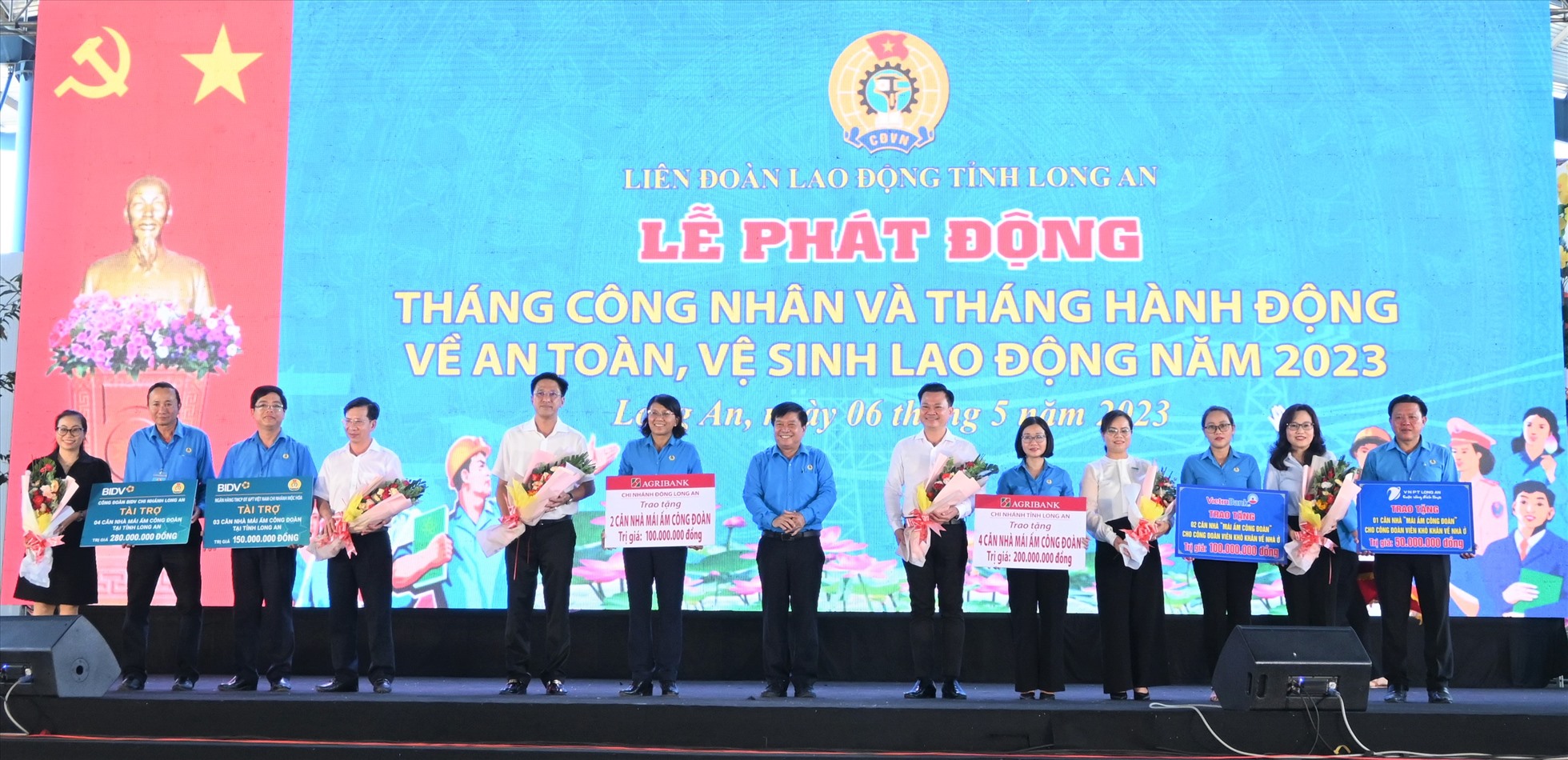 Các doanh nghiệp hỗ trợ tiền để LĐLĐ tỉnh Long An xây dựng “Mái ấm Công đoàn” cho công nhân lao động khó khăn về nhà ở. Ảnh: Thành Nhân