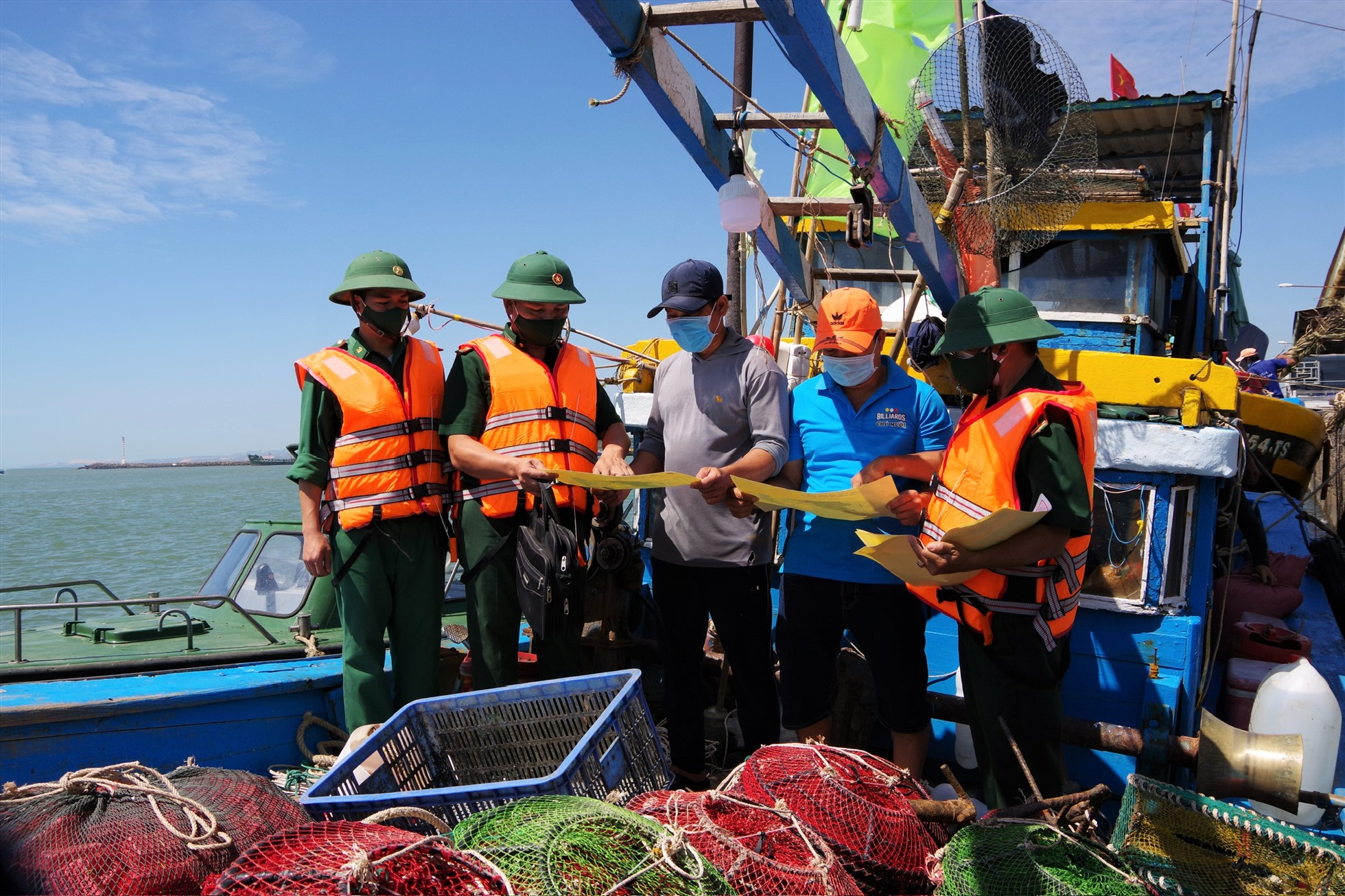 Bộ đội Biên phòng tỉnh Bình Thuận tuyên truyền đến các chủ tàu cá về phòng chống IUU. Ảnh: Duy Tuấn