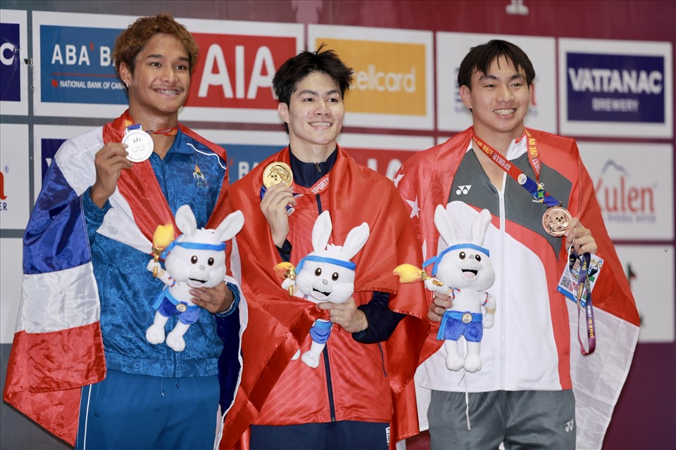 Kình ngư Trần Hưng Nguyên (giữa) của Việt Nam giành huy chương vàng nội dung 200m hỗn hợp nam tại SEA Games 32. Ảnh: Thanh Vũ