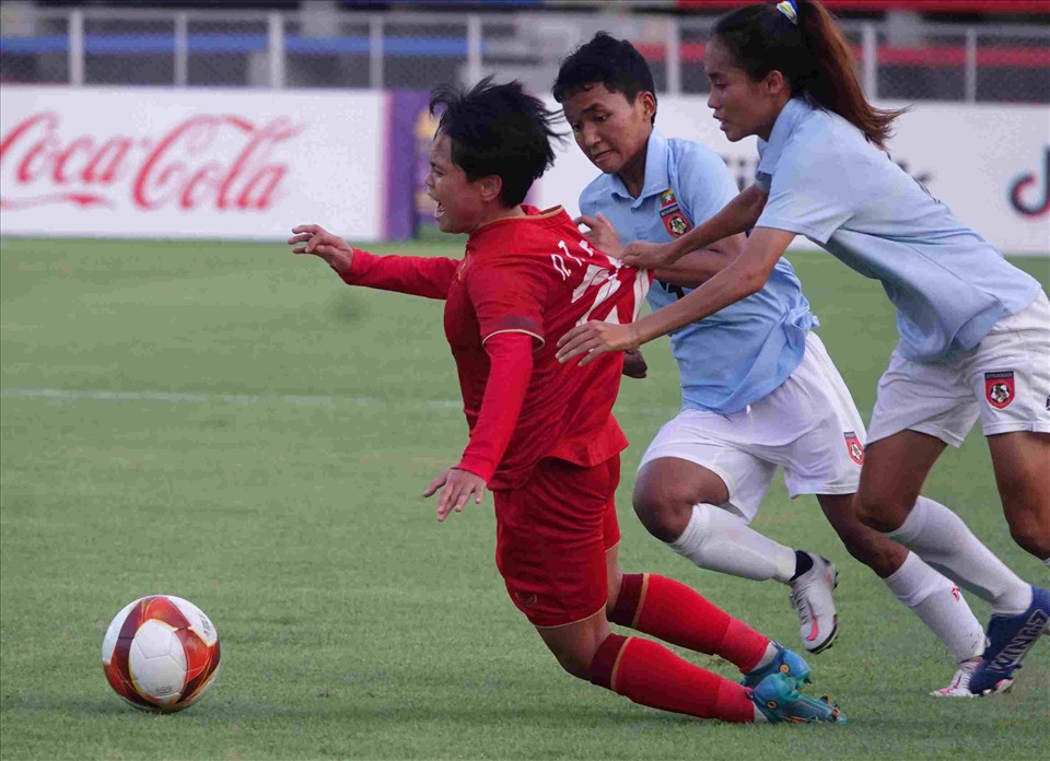 Nửa đầu hiệp 2, tuyển nữ Việt Nam vẫn thi đấu bế tắc. Đội tạo ra ít cơ hội rõ ràng, trong bối cảnh Myanmar đã chủ động chơi phòng ngự, phản công để bảo toàn tỉ số.