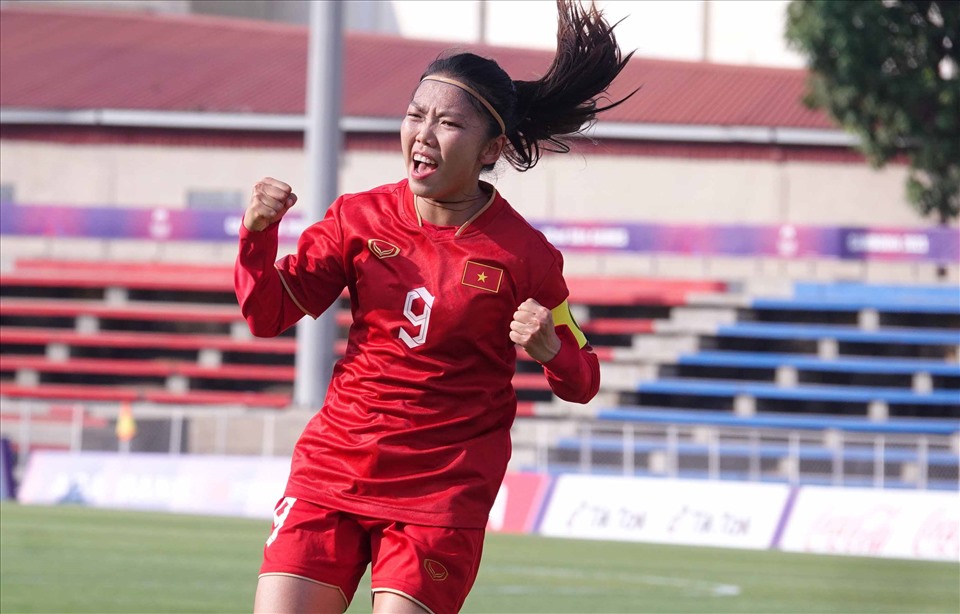Phút thứ 10, Tuyết Dung chuyền bóng đẹp mắt, để Huỳnh Như khống chế bóng gọn gàng, dứt điểm tinh tế, ghi bàn giúp tuyển nữ Việt Nam dẫn 1-0. Đây là bàn thắng thứ 2 trong 2 trận liên tiếp của chân sút đang thi đấu tại Bồ Đào Nha.