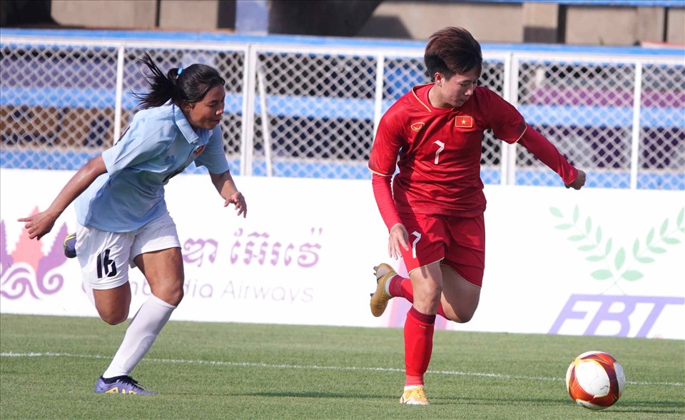 Tuyển nữ Myanmar đã gây bất ngờ khi đánh bại Philippines 1-0 ở lượt đấu trước. Tuy nhiên, họ lép vế hoàn toàn trước tuyển nữ Việt Nam ở nửa đầu hiệp 1. Tuyết Dung (ảnh) và Bích Thuỳ hoạt động rất năng nổ ở 2 cánh, liên tục khoét sâu vào 2 cánh của Myanmar. Tốc độ, kỹ thuật của 2 tiền vệ Việt Nam khiến các hậu vệ Myanmar hoạt động vất vả.