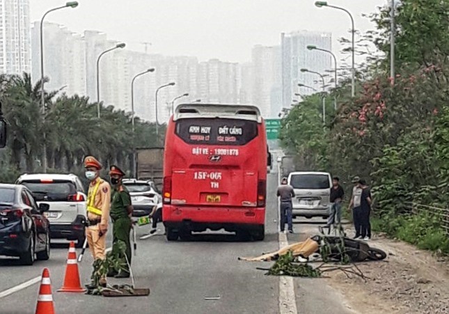 Tai nạn nghiêm trọng giữa xe máy và xe khách trên Đại lộ Thăng Long vào ngày 5.5. Ảnh: Công an TP Hà Nội