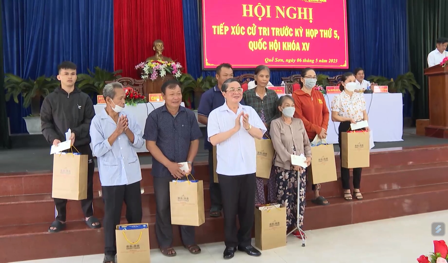 Phó Chủ tịch Quốc hội Nguyễn Đức Hải tặng quà cho gia đình chính sách có hoàn cảnh khó khăn tại địa phương. Ảnh Hoàng Bin