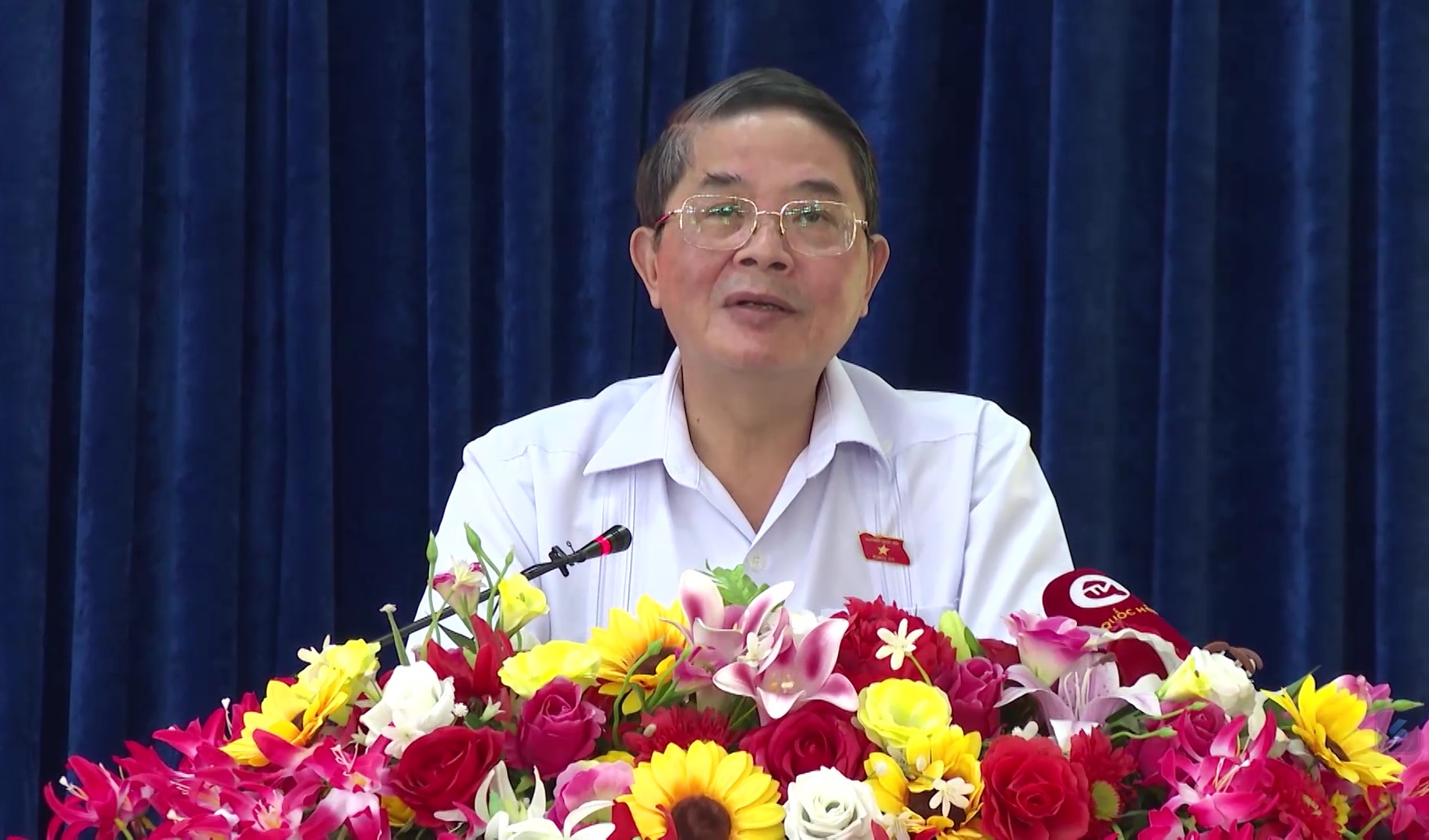 Phó Chủ tịch Quốc hội Nguyễn Đức Hải trả lời ý kiến cử tri Quế Sơn, Quảng Nam tại buổi tiếp xúc. Ảnh Hoàng Bin