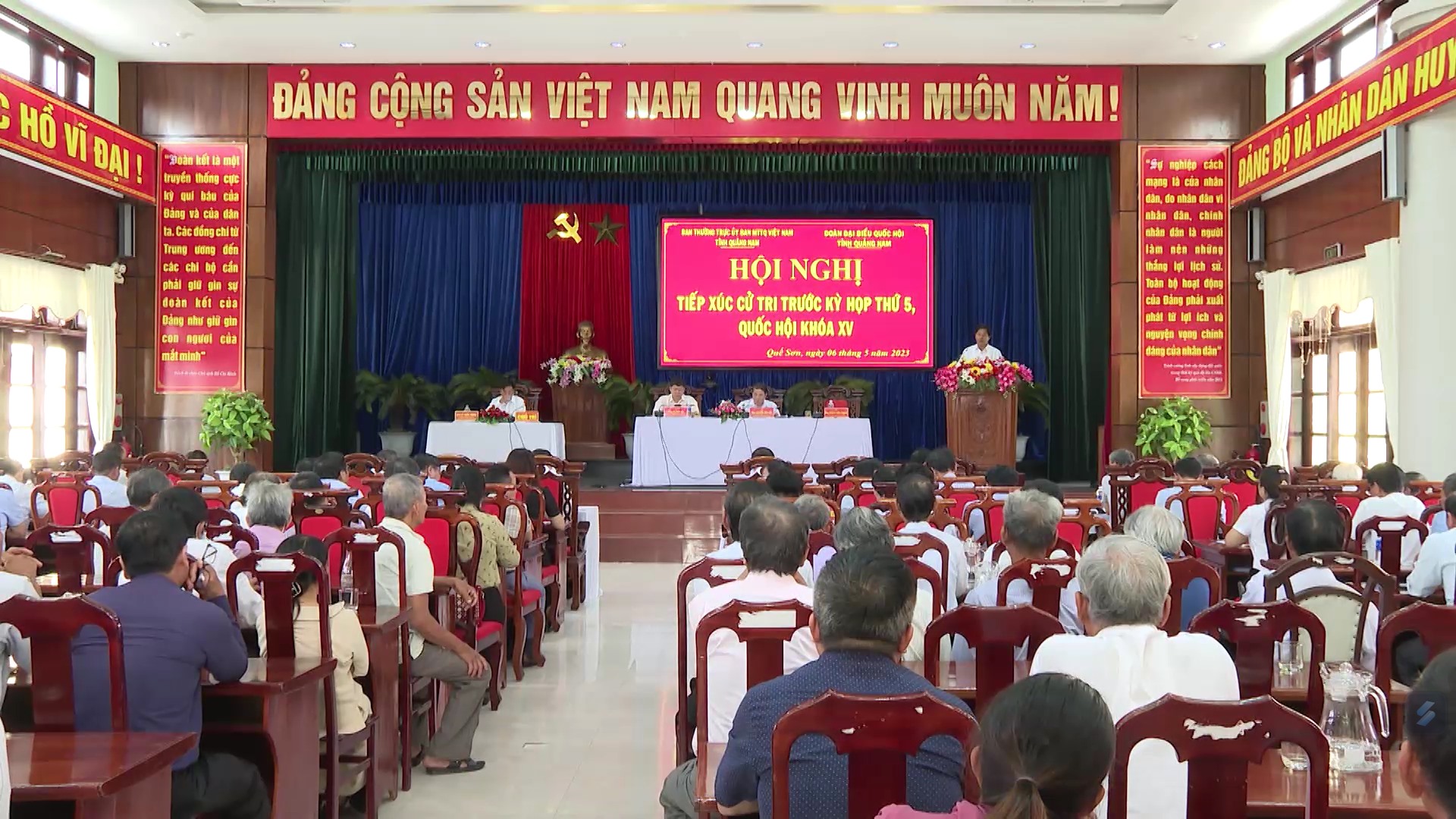 Quang cảnh buổi tiếp xúc cử tri của Đoàn ĐBQH tại Quế Sơn, Quảng Nam. Ảnh Hoàng Bin