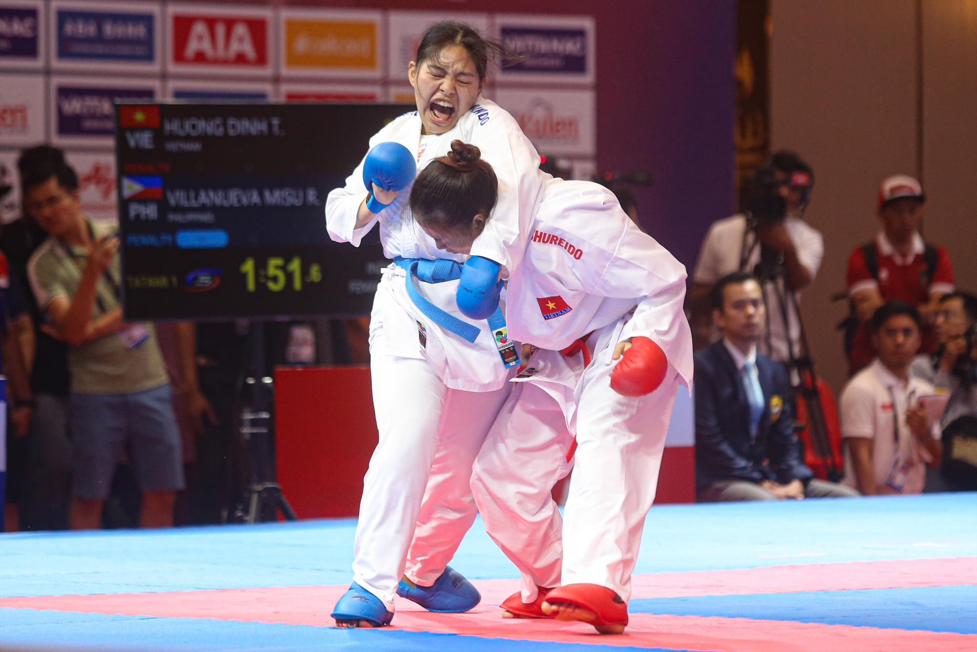 Niềm vui của Đinh Thị Hương khi giành huy chương vàng. Ảnh: Thanh Vũ