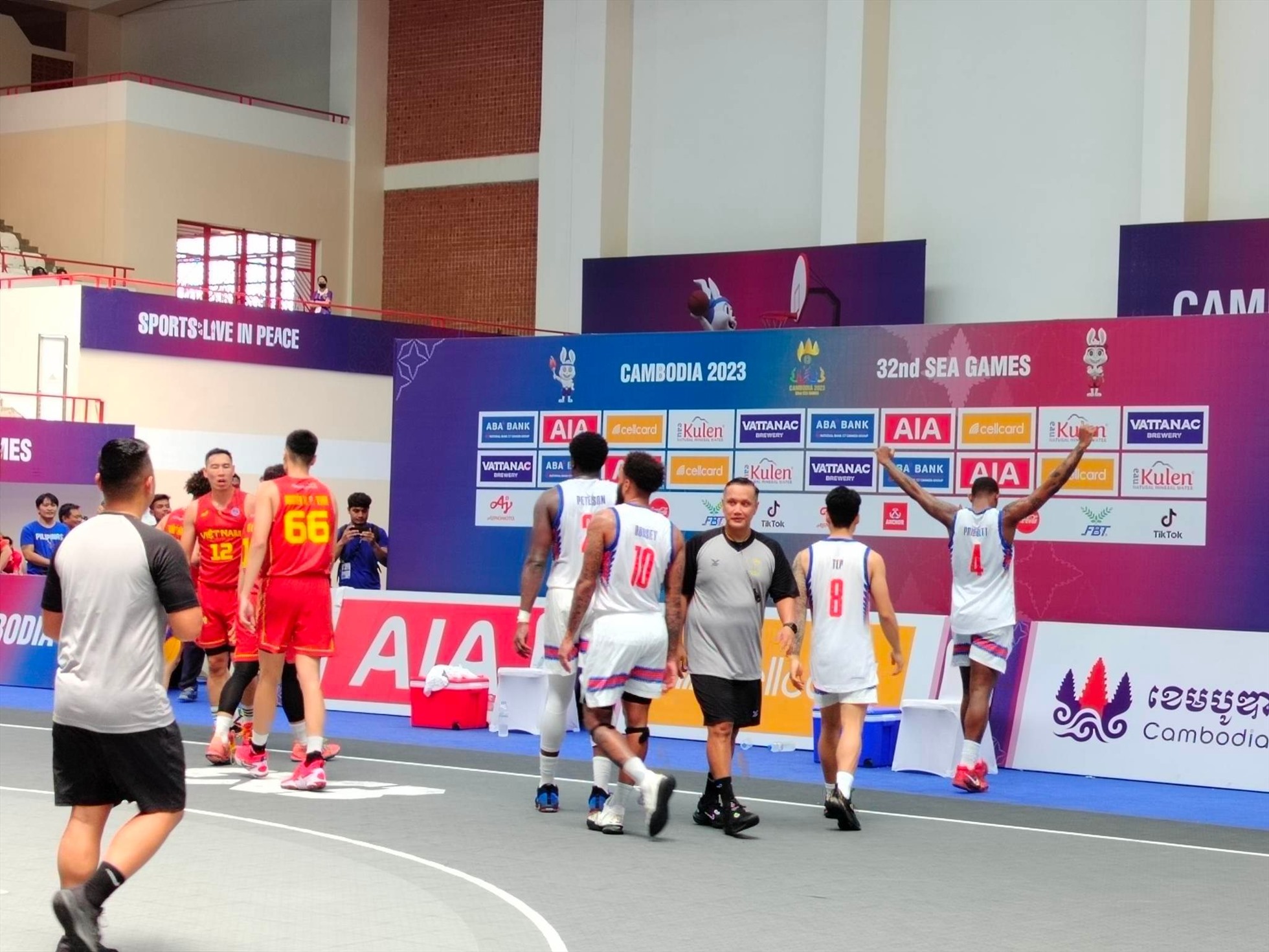 Tuyển bóng rổ nam 3x3 Campuchia (áo trắng) gồm toàn bộ các vận động viên nhập tịch và có trình độ cao. Ảnh: Nguyễn Đăng