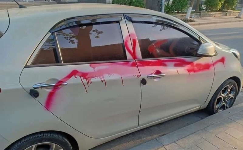 Một xe ôtô bị xịt sơn. Ảnh: Việt Dũng