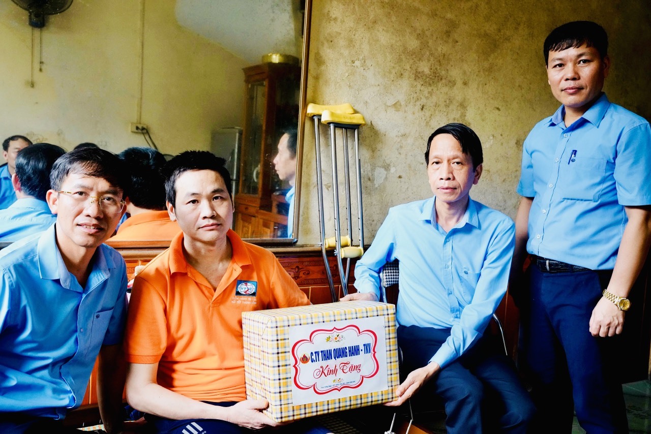 Công ty Than Quang Hanh thăm hỏi, động viên công nhân bị TNLĐ. Ảnh: Truyền thông TKV
