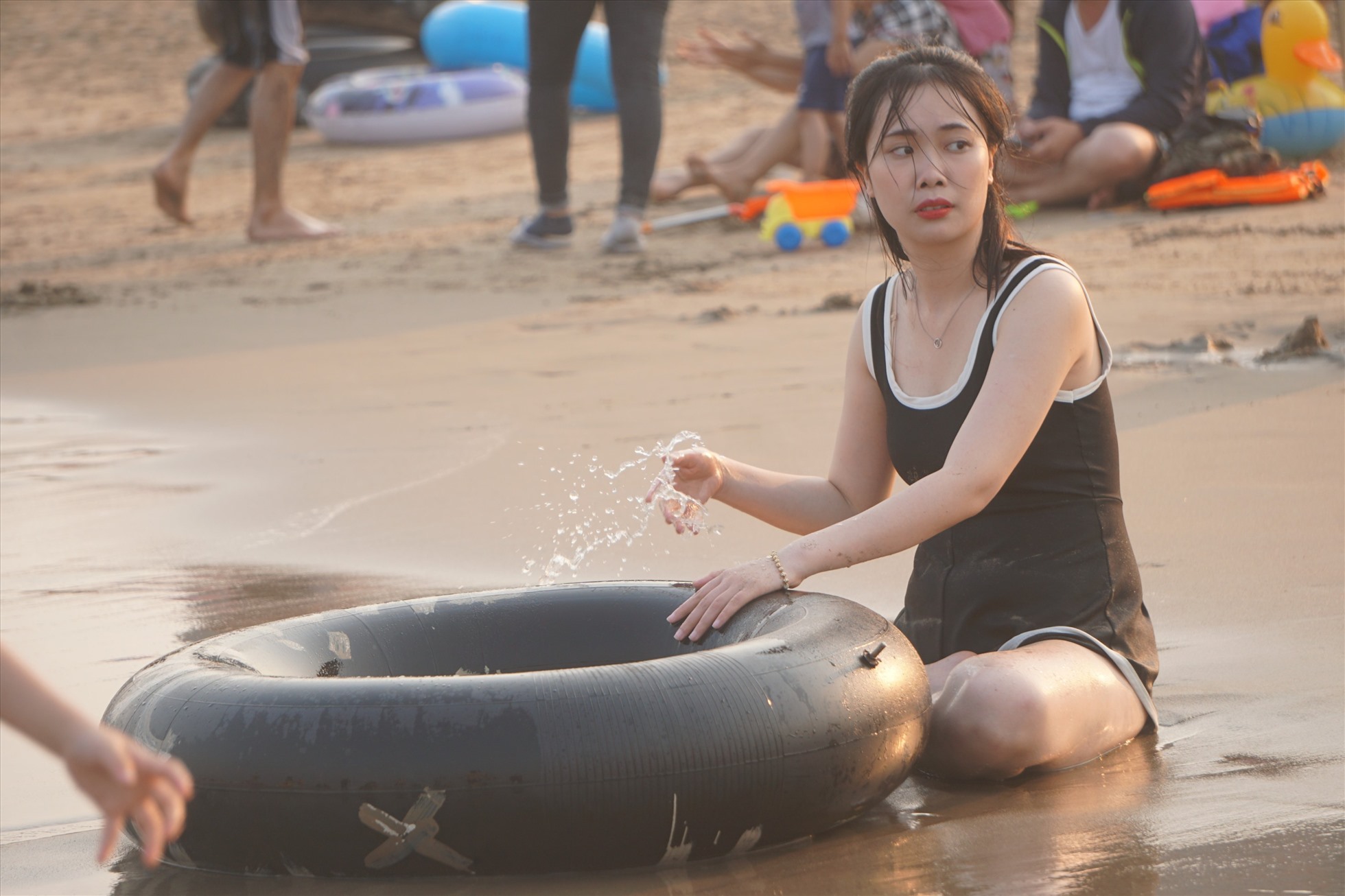 Du khách tận hưởng không khí mát mẻ tại biển Sầm Sơn trong những ngày nắng nóng gay gắt. Ảnh: Quách Du