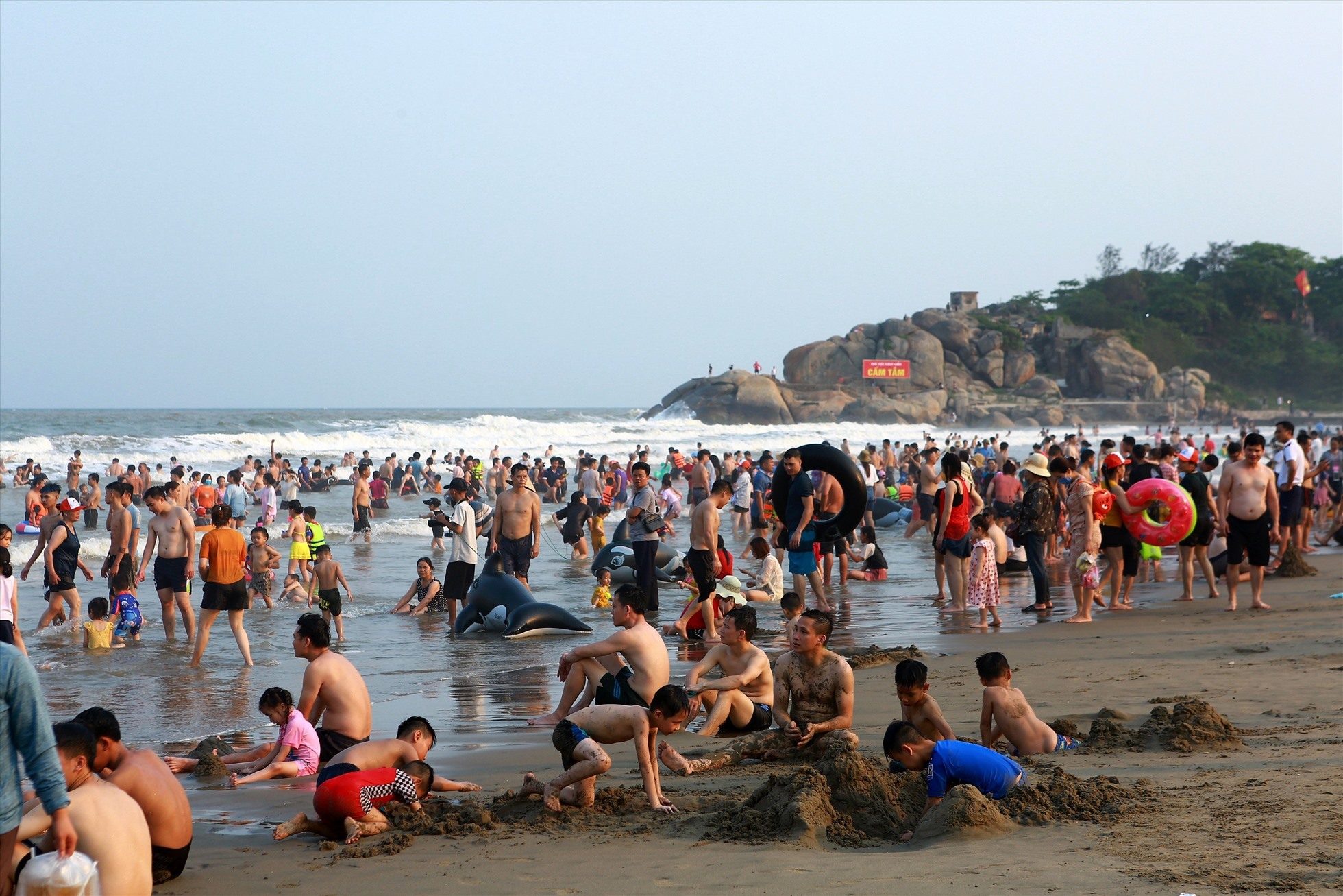 Theo các hộ kinh doanh tại bãi biển Sầm Sơn, thông thường đầu hè khách tỉnh ngoài chưa về đông. Phải đến khoảng cuối tháng 5 trở đi, khi học sinh nghỉ hè, nhiêu gia đình mới cho con đến biển để nghỉ dưỡng. Ảnh: Quách Du