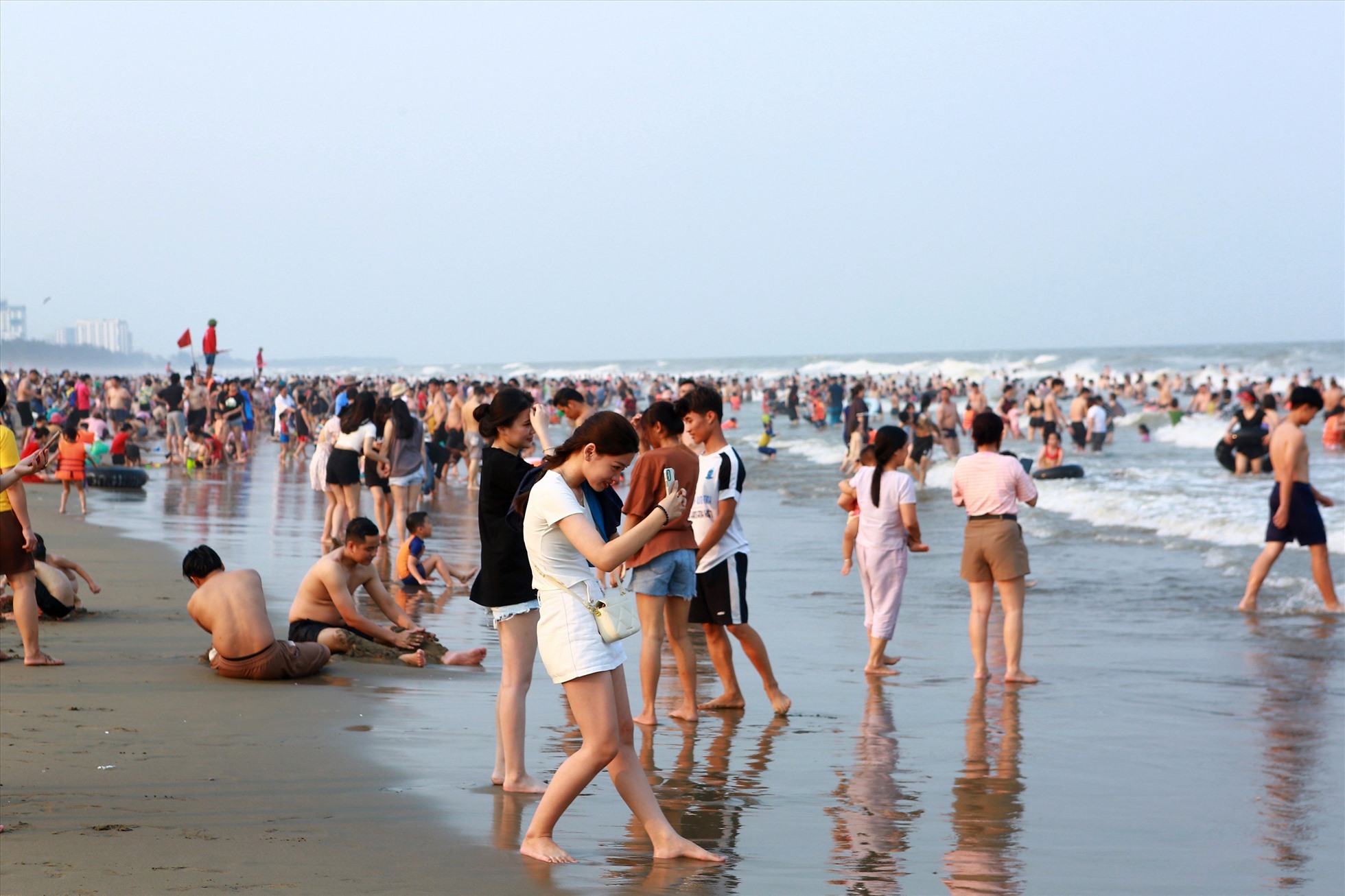 Cũng theo nhiều người dân, việc mới đầu hè mà bãi biển ken đặc người là do thời tiết nắng nóng, du khách chủ yếu trong tỉnh (ở các huyện, thị lân cận) đã tìm về đây để “giải nhiệt”. Ảnh: Quách Du