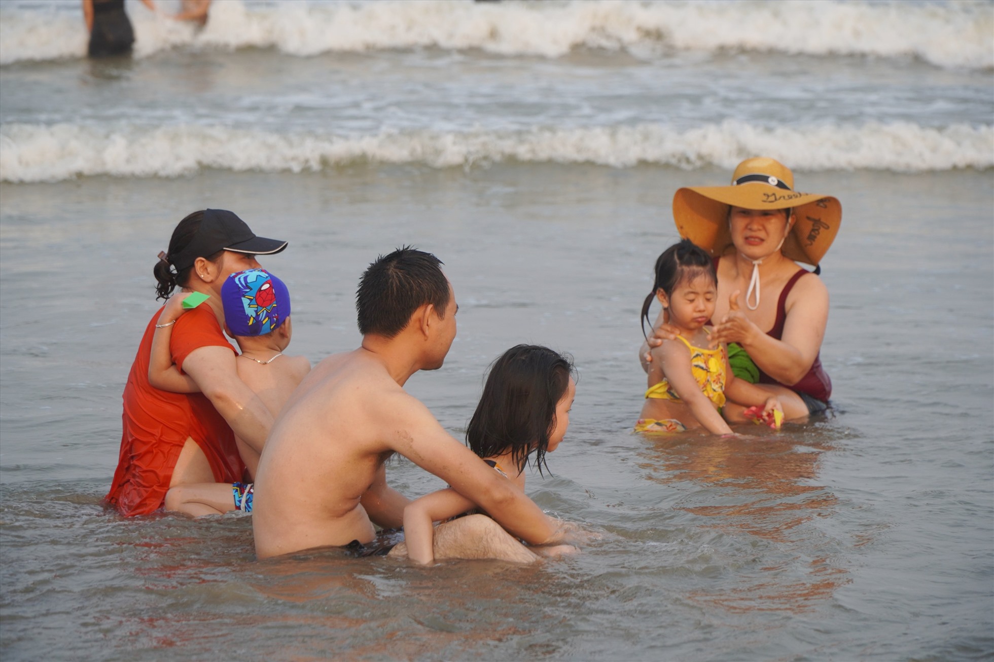 Nhiều trẻ nhỏ được gia đình đưa về tắm biển “giải nhiệt” trong những ngày nắng nóng. Ảnh: Quách Du