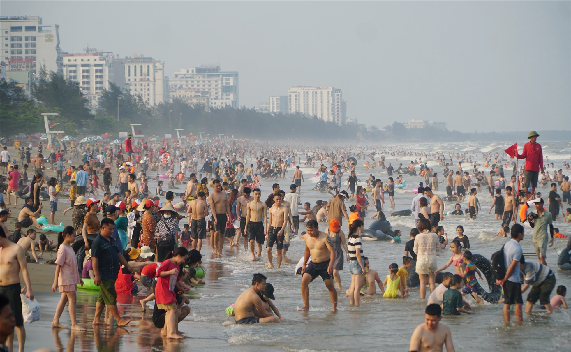Bãi biển Sầm Sơn ken đặc người trong chiều ngày 6.5. Ảnh: Quách Du