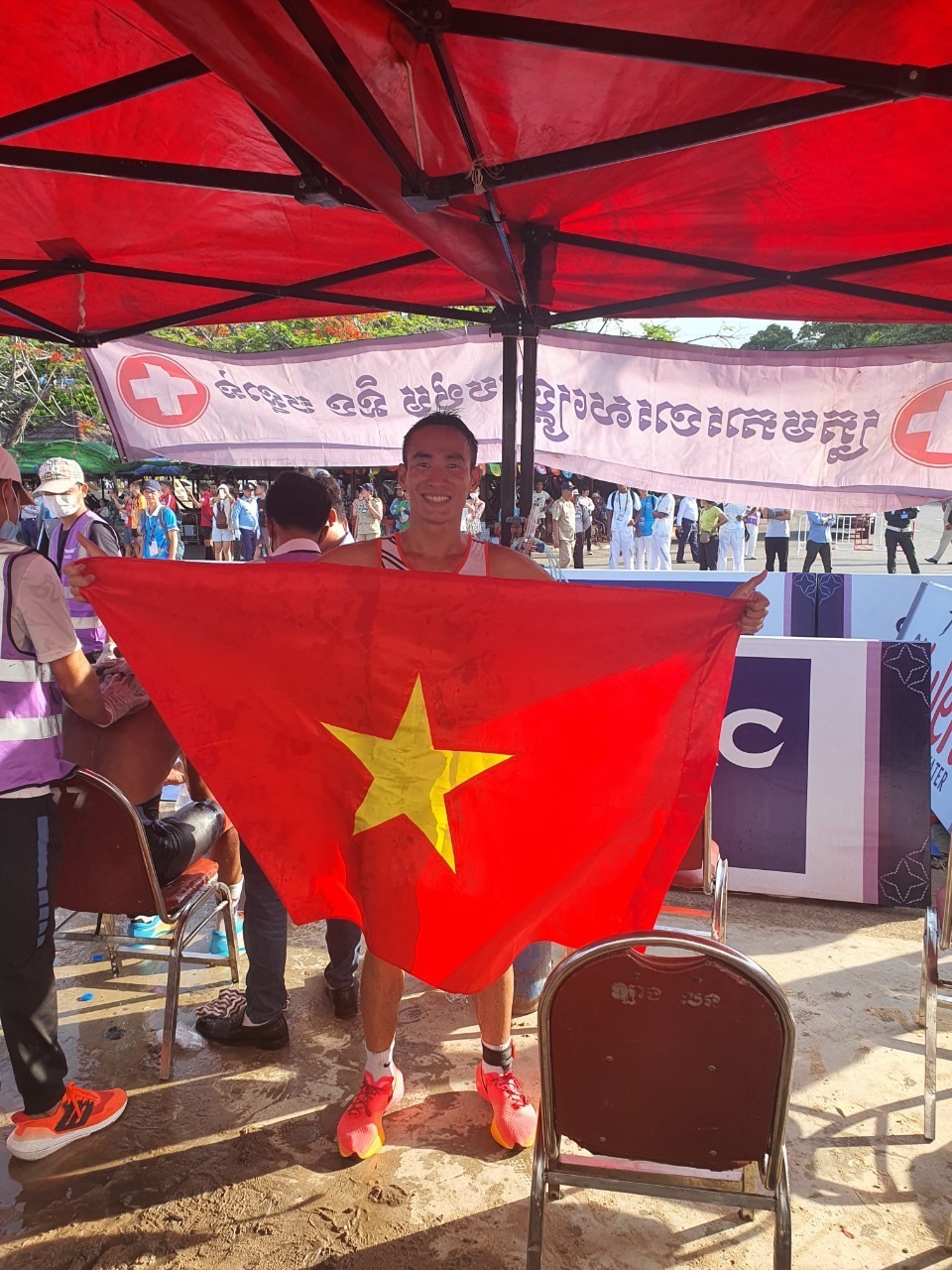 Phạm Tiến Sản bảo vệ thành công huy chương vàng Duathlon tại SEA Games 32 trên đất Campuchia. Ảnh: Đoàn TTVN