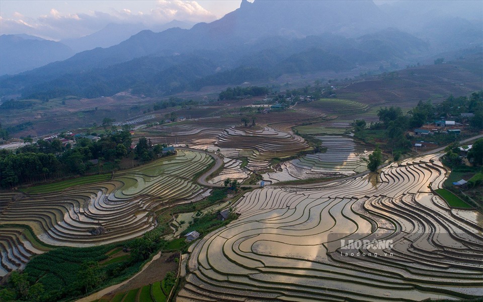 Ngoài ngắm phong cảnh, du khách có thể trải nghiệm nhịp sống người dân tộc tại Bát Xát. Huyện vùng cao này là nơi sinh sống của các dân tộc như H’Mông, Dao, Giáy hay Hà Nhì.