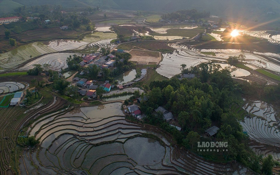 Các thời điểm ruộng bậc thang trở nên đẹp nhất khi bình minh bắt đầu ngày mới và khoảng khắc buông chiều tà hoàng hôn.