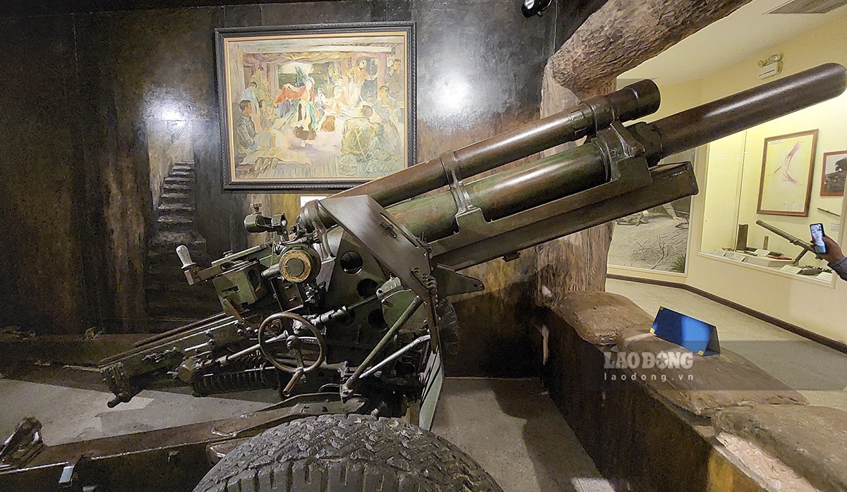 Một khẩu pháo lựu 105 do Mỹ sản xuất và viện trợ cho quân đội Pháp.