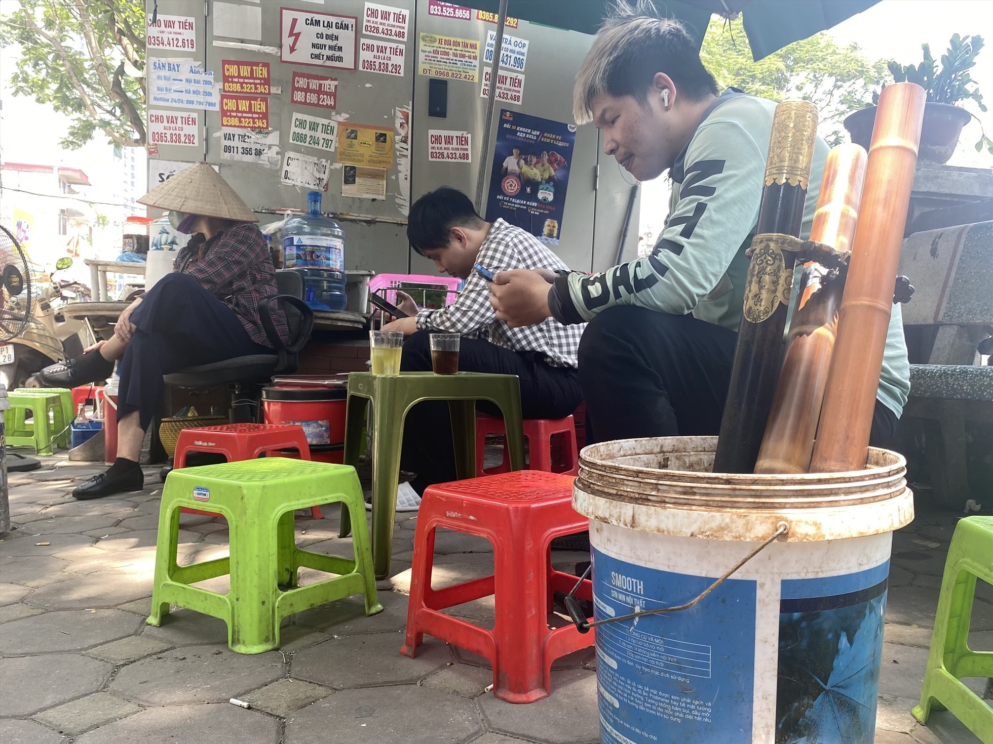 Tại phố Dịch Vọng, không khó để bắt gặp hình ảnh nhiều hàng quán “bủa vây” trạm biến áp để kinh doanh. Ảnh: Bích Lộc