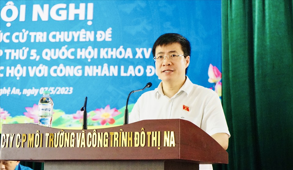 Đại biểu Quốc hội Hoàng Minh Hiếu cũng đã báo cáo kết quả hoạt động của Đoàn Đại biểu Quốc hội tỉnh Nghệ An. Ảnh: Quỳnh Trang