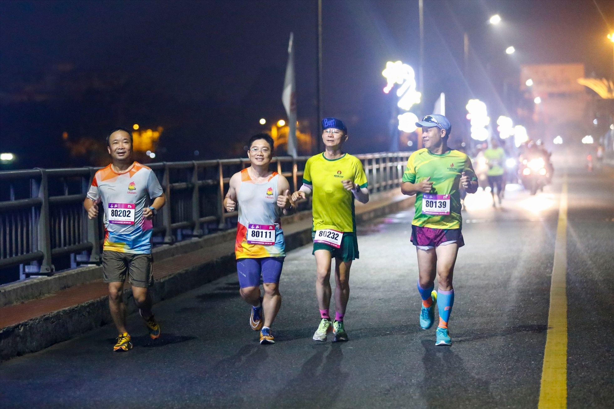 Hiện thời tiết tại Quảng Ngãi lúc đỉnh điểm trên 41 độ C, vì vậy Ban tổ chức giải tổ chức cho vận động viên chạy từ sáng sớm. Ảnh: Ngọc Viên
