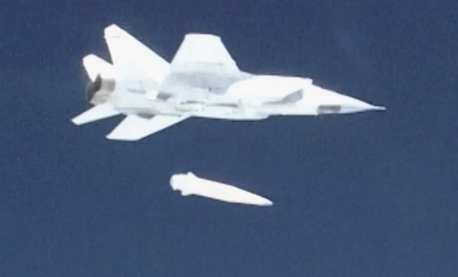 Máy bay chiến đấu MiG-31 phóng tên lửa siêu thanh Kinzhal trong một cuộc thử nghiệm ở Nga. Ảnh: Xinhua
