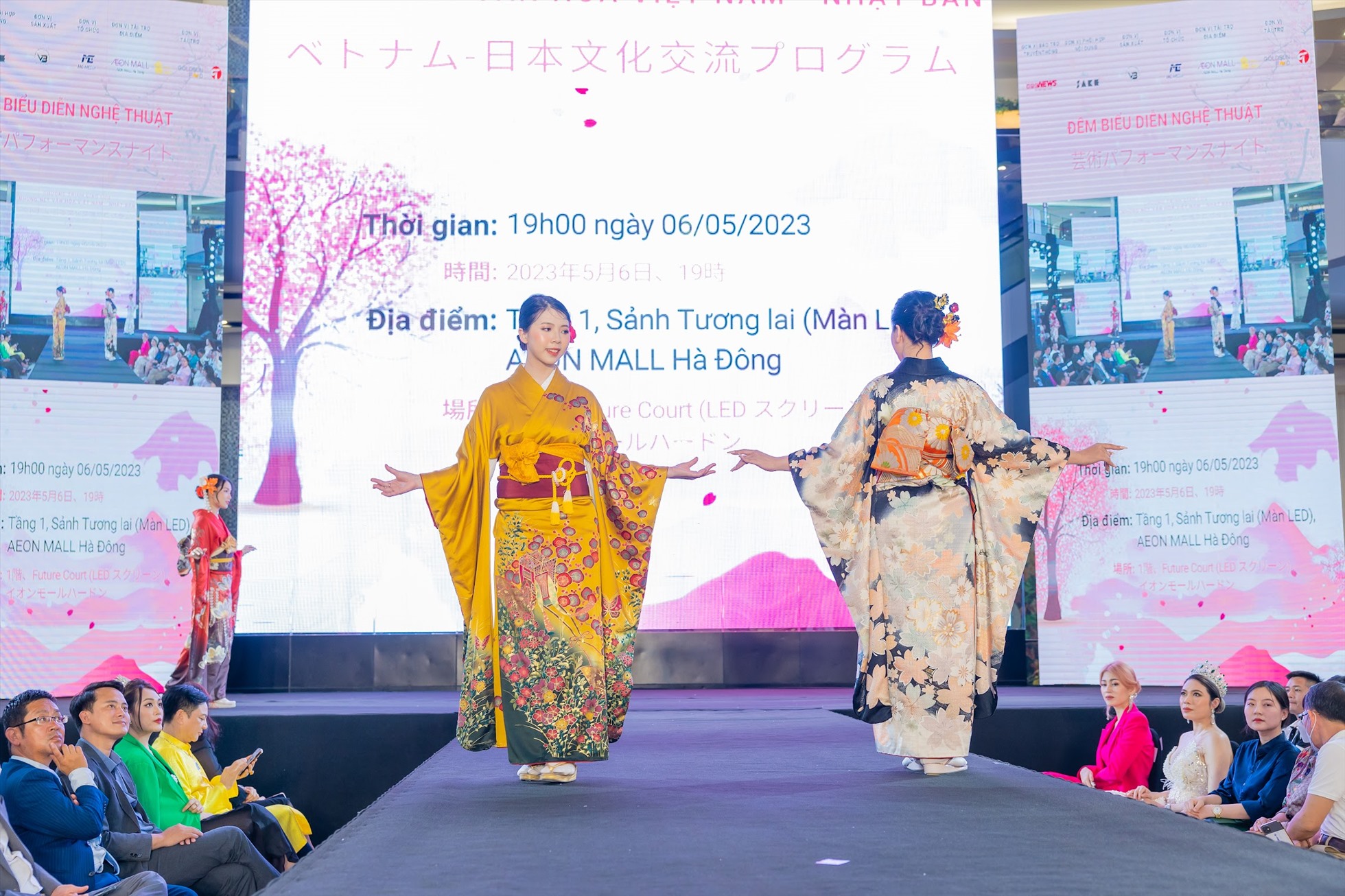 Các màn trình diễn Kimono lại chương trình.
