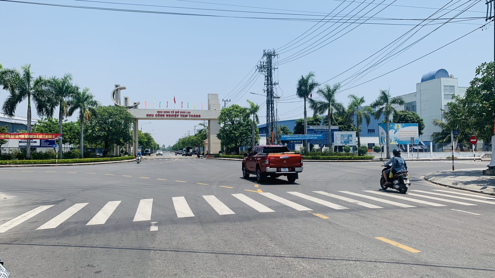 Người lao động kiến nghị lắp đặt hệ thống đèn tín hiệu tại khu vực đường nội bộ KCN Tam Thăng, nơi xảy ra 23 vụ TNGT làm 5 người chết trong 2 năm 2021 - 2022. Ảnh Hoàng Bin.