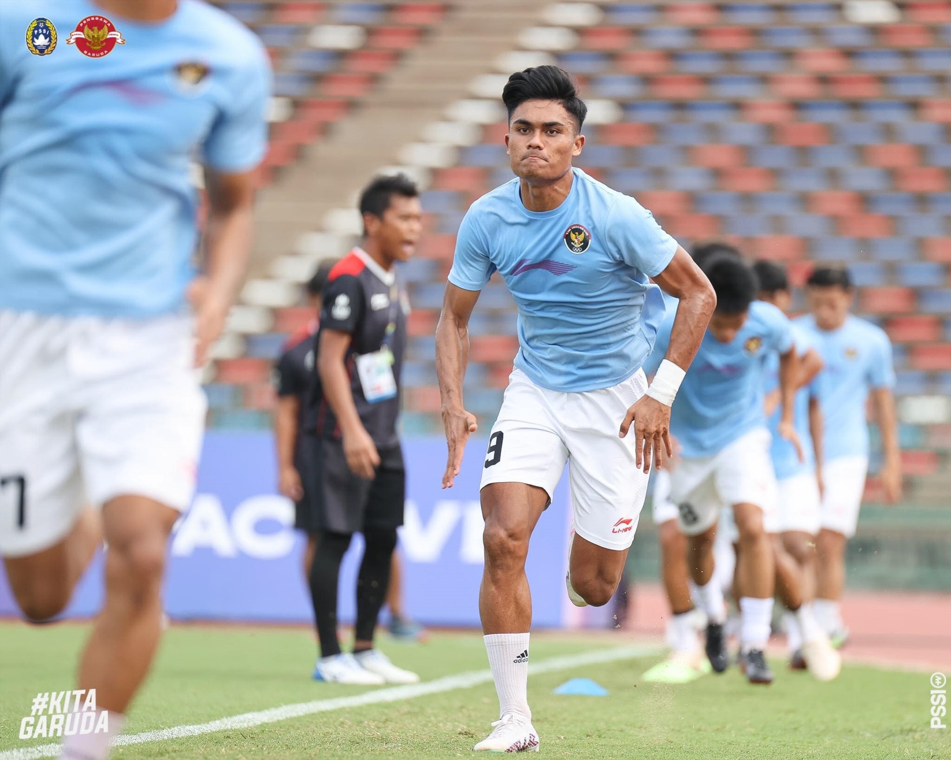 Cầu thủ U22 Indonesia khởi động trước trận đấu. Ảnh: PSSI